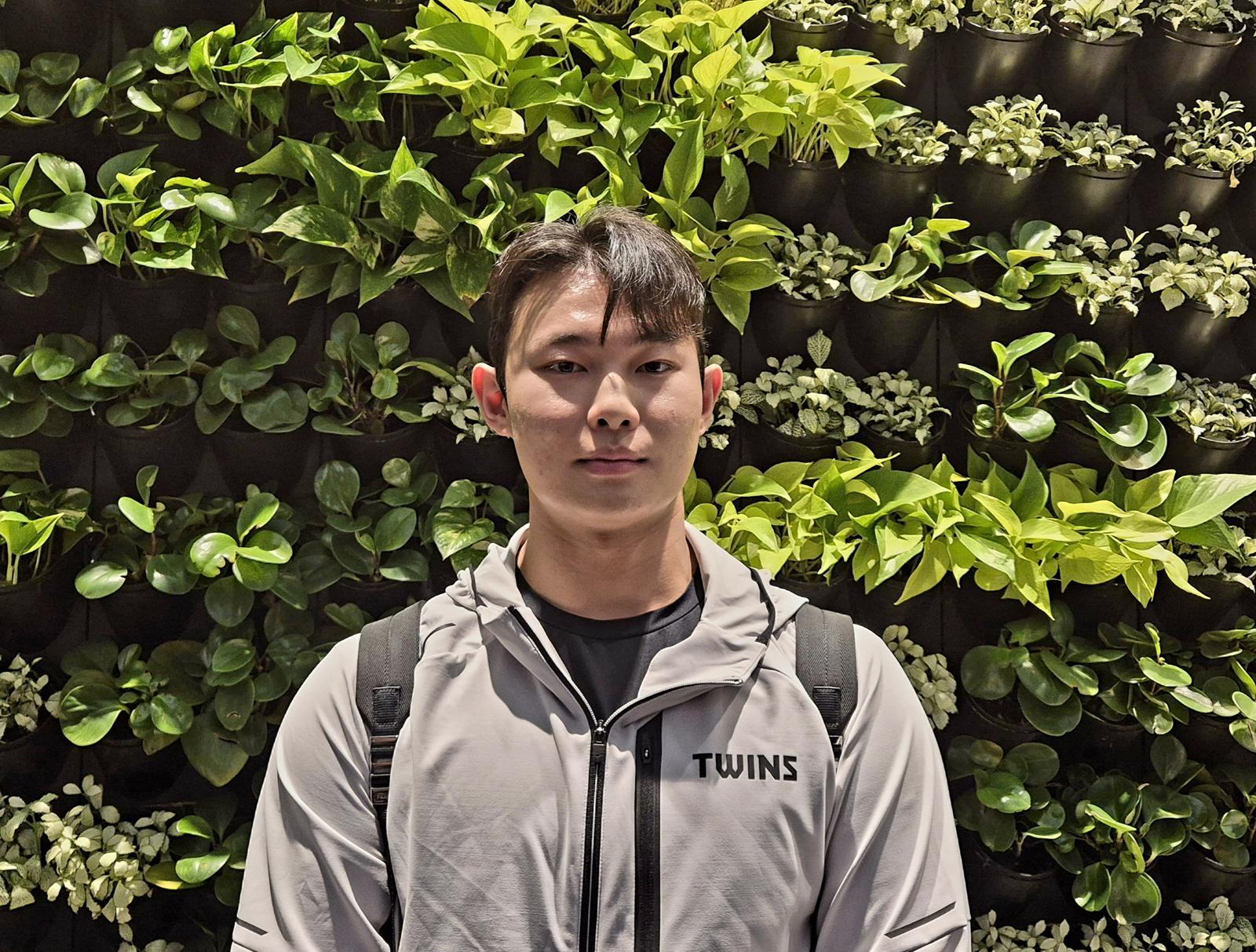 프로야구 LG 트윈스의 김영우가 12일 인천국제공항에서 스프링캠프 선발대 출국을 앞두고 취재진을 만나 인터뷰를 하고 있다. 2026.01.12 인천공항=뉴시스