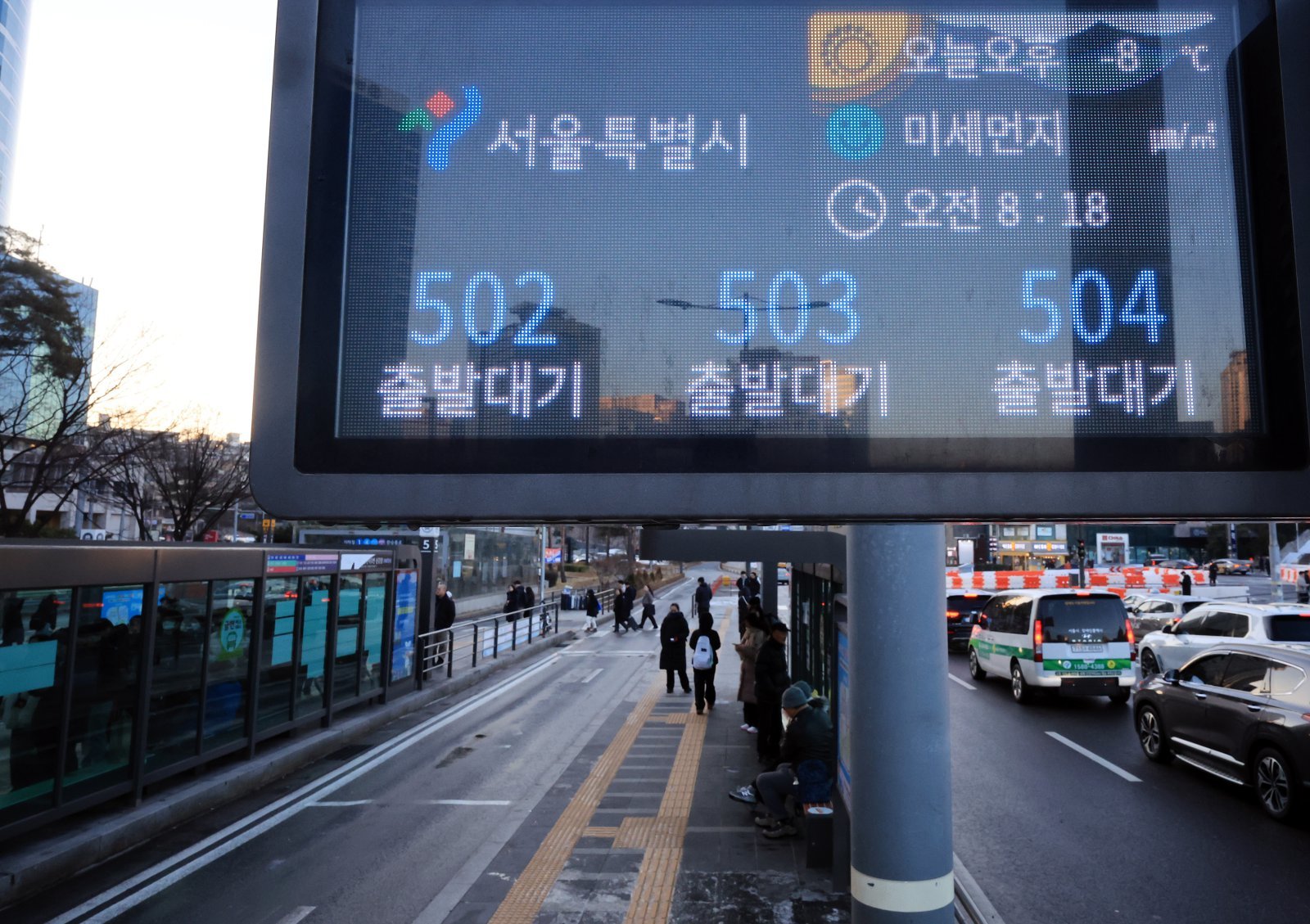 서울 시내버스가 총파업에 돌입한 13일 오전 서울역 버스환승센터 전광판에 시내버스 차고지 대기를 알리고 있다. ⓒ News1