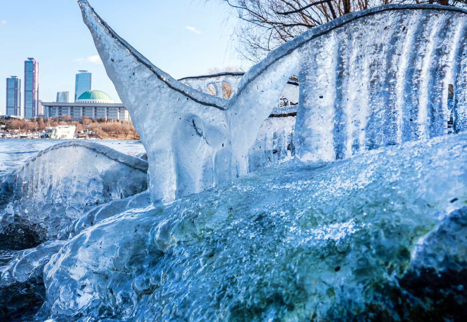 한낮에도 영하권 추위가 이어진 13일 오후 서울 영등포구 여의도 인근 한강에 고드름이 얼어있다. 2026.1.13 뉴스1