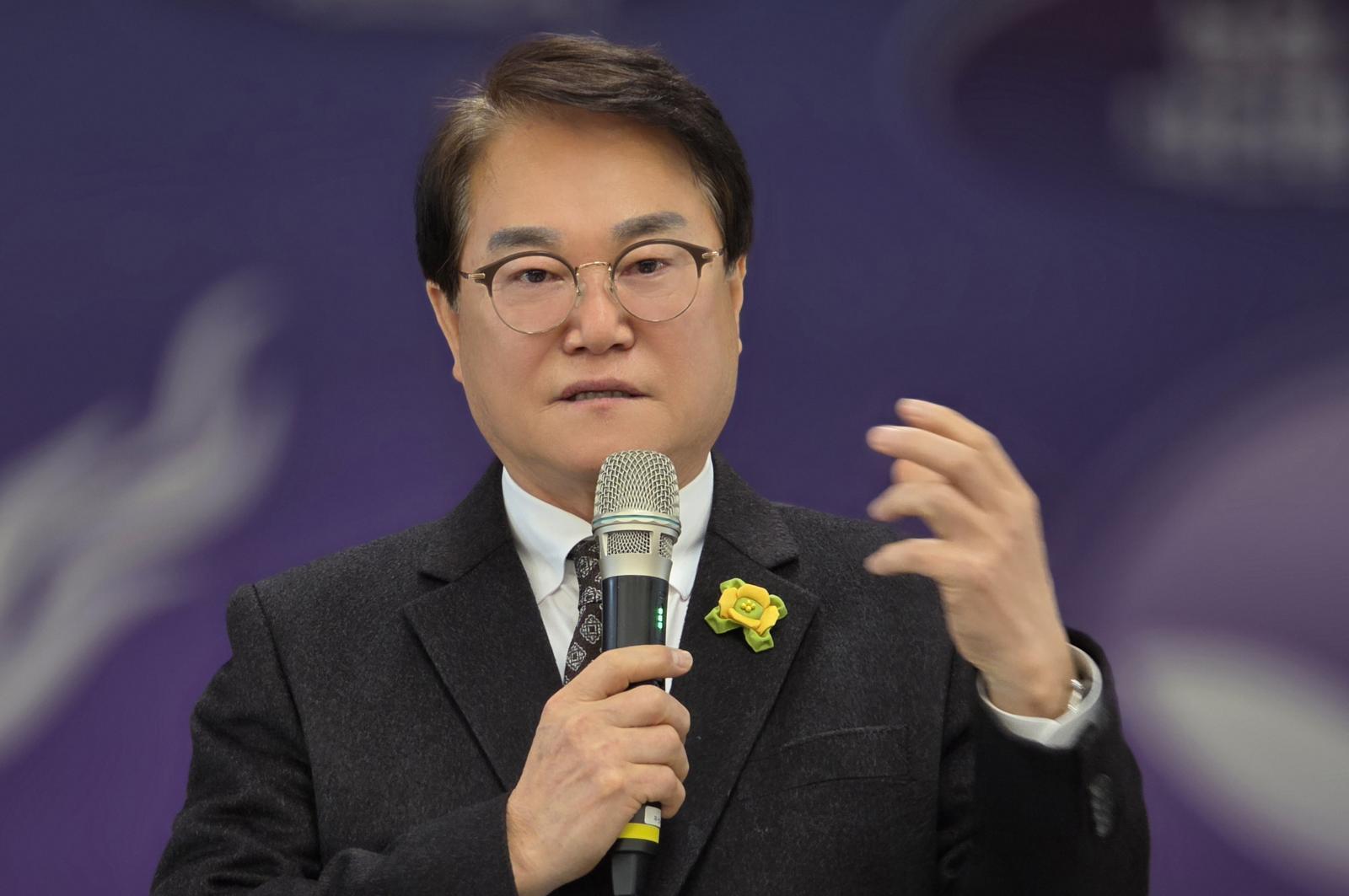 요양원 직원을 향해 막말을 했다는 의혹이 제기된 김하수 청도군수가 13일 군청에서 기자회견을 열어 상황을 설명하고 있다. ⓒ News1