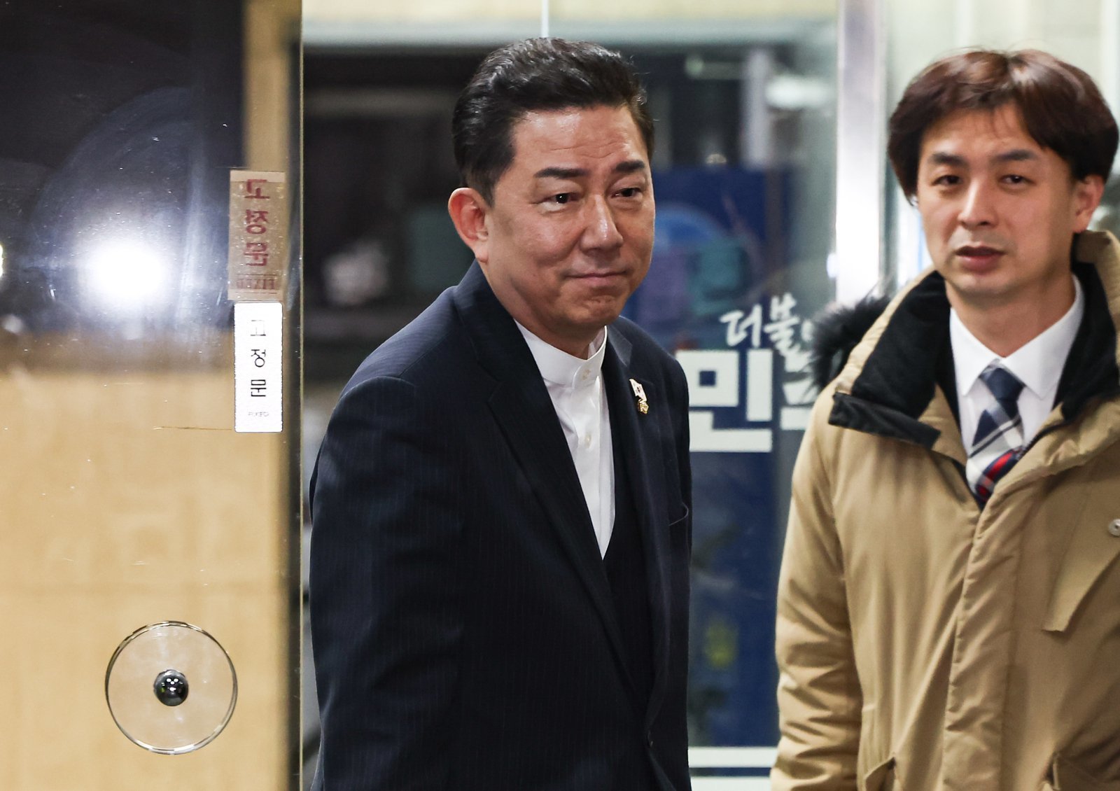 김병기 더불어민주당 전 원내대표가 지난 12일 서울 여의도 중앙당사에서 열린 윤리심판원 회의에 출석해 소명 후 당사를 나서고 있다. 2026.1.12/뉴스1 ⓒ News1