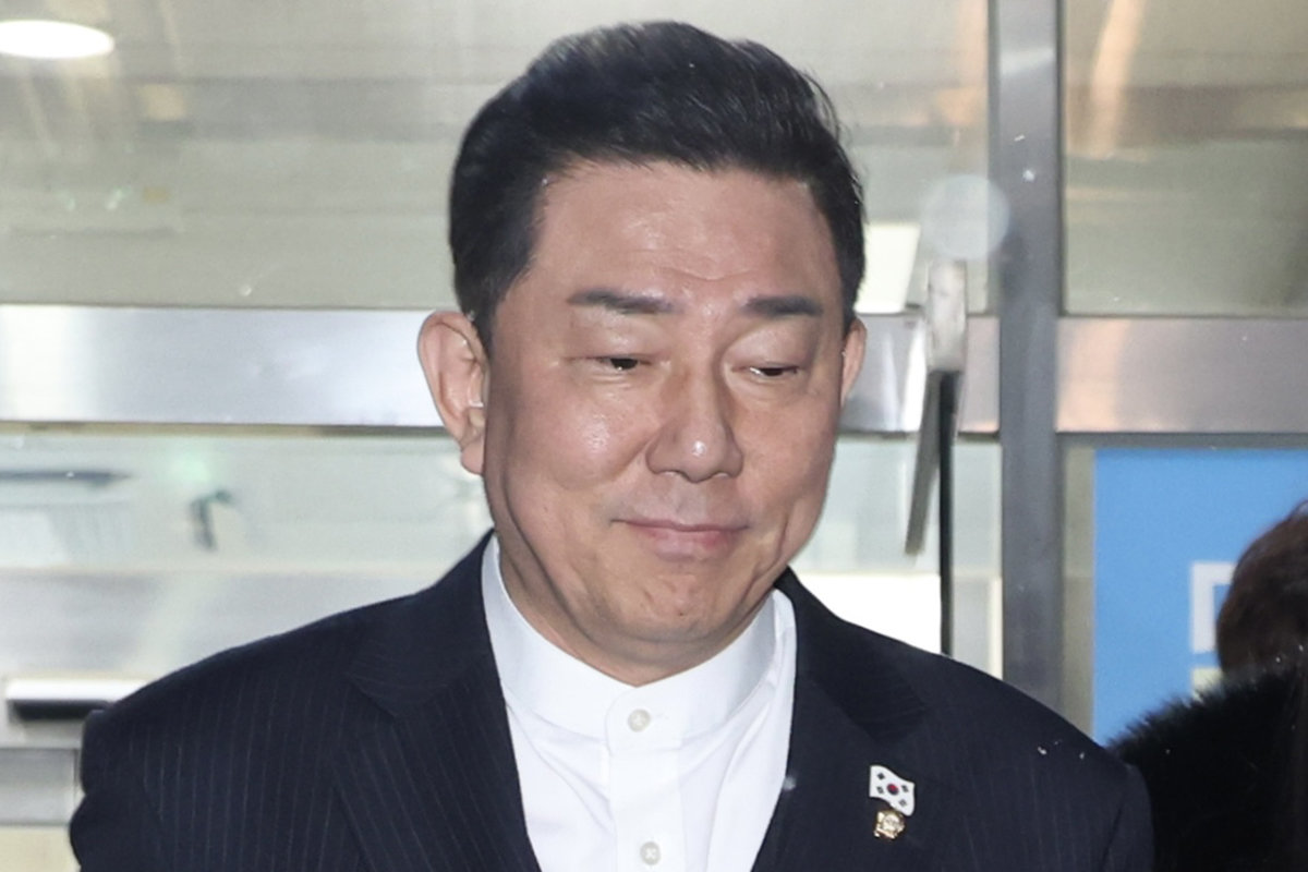 김병기 더불어민주당 전 원내대표가 12일 서울 여의도 중앙당사에서 열린 윤리심판원 회의 출석을 마치고 밖으로 나서고 있다. 2026.01.12 뉴시스