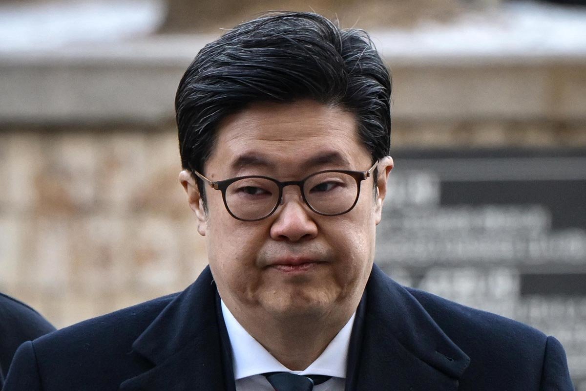 홈플러스 사태와 관련해 사기와 자본시장법 위반 등 혐의를 받는 김병주 MBK파트너스 회장이 13일 오전 서울 서초구 서울중앙지방법원에서 열린 구속 전 피의자 심문(영장실질심사)에 출석하고 있다. (공동취재) 2026.01.13 뉴시스