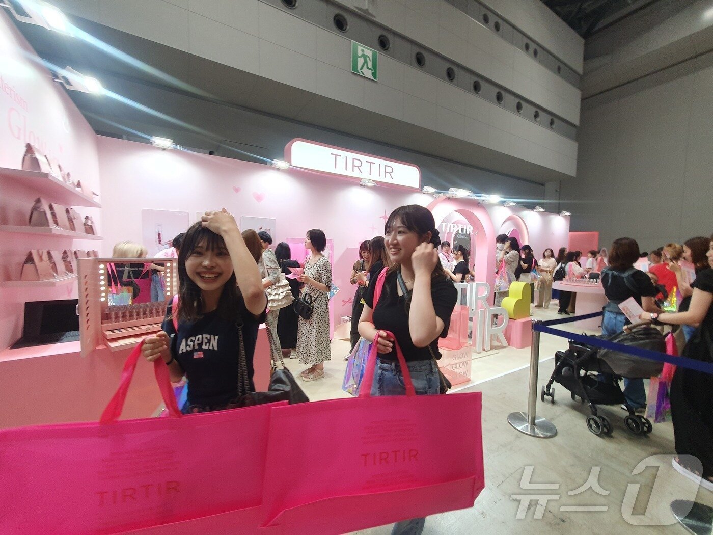 도쿄 빅사이트에서 열린 큐텐재팬(Qoo10.jp)의 뷰티 전문 오프라인 행사 ‘메가 코스메 랜드 2024’(MEGA COSME LAND 2024)에서 스즈키 아야카(21) 씨와 나이토 이즈미(21) 씨가 취재진의 인터뷰에 답하고 있다. 2024.7.13/뉴스1