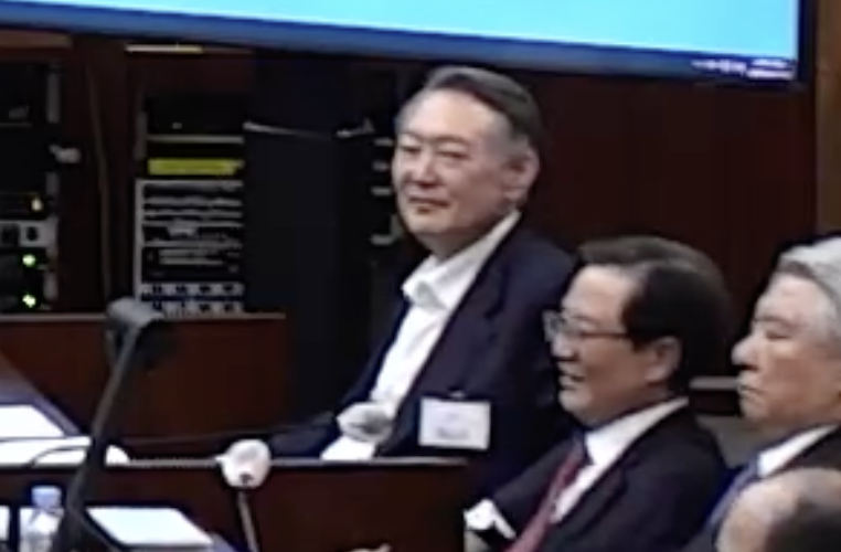 결심공판서 사형 구형 순간 웃는 윤석열 전 대통령. 서울중앙지법 재판 중계화면 캡쳐