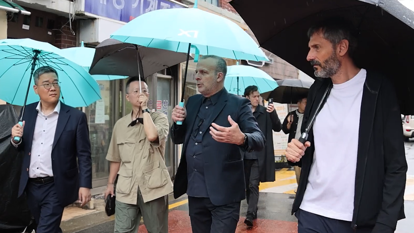 데이비드 치퍼필드 아키텍츠 소속 담당임원과 GS건설 관계자들이 성수1지구 현장을 둘러보고 있다. GS건설.