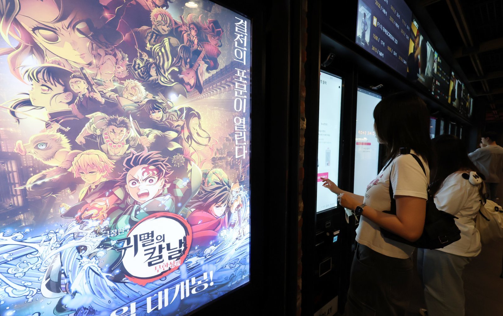 일본 애니메이션 영화 ‘극장판 귀멸의 칼날:무한성편’이 개봉 10일 만에 300만 관객을 넘긴 가운데 31일 서울 시내의 한 영화관에 시민들이 티켓을 구매하고 있다.   영화관입장권 통합전산망과 배급사 CJ ENM에 따르면, 지난 22일 개봉한 ‘극장판 귀멸의 칼날: 무한성편’은 이날 0시 기준 누적 301만2116명 관객을 기록했다. 2025.08.31 뉴시스