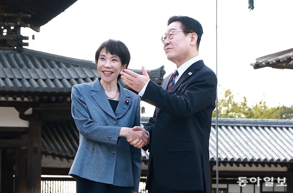 이재명 대통령과 다카이치 사나에 일본 총리가 14일 일본 나라현 사찰 호류지를 방문해 기념 사진을 촬영하고 있다. 2026.1.14 송은석 기자 silverstone@donga.com