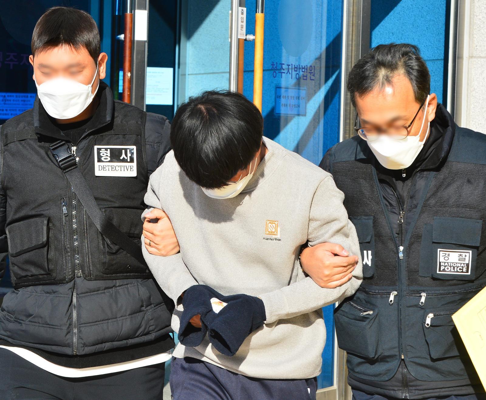 충북 괴산군에서 모친을 둔기와 흉기로 살해한 30대 남성이 4일 청주지법에서 구속전 피의자 심문(영장실질심사)을 받은 뒤 나오고 있다. 2025.12.04. 뉴시스