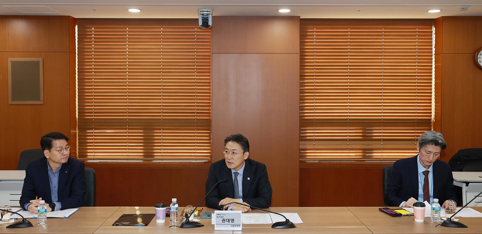 권대영 증권선물위원장(금융위 부위원장)이 14일 오전 서울 여의도 한국거래소에서 개최한 주가조작 근절 합동대응단 확대방안 검토 회의에서 금융위원회, 금융감독원, 한국거래소와 주가조작 근절 합동대응단의 효과를 지속·향상시키기 위한 합동대응단 확대 방안에 대해 논의, 확정했다.