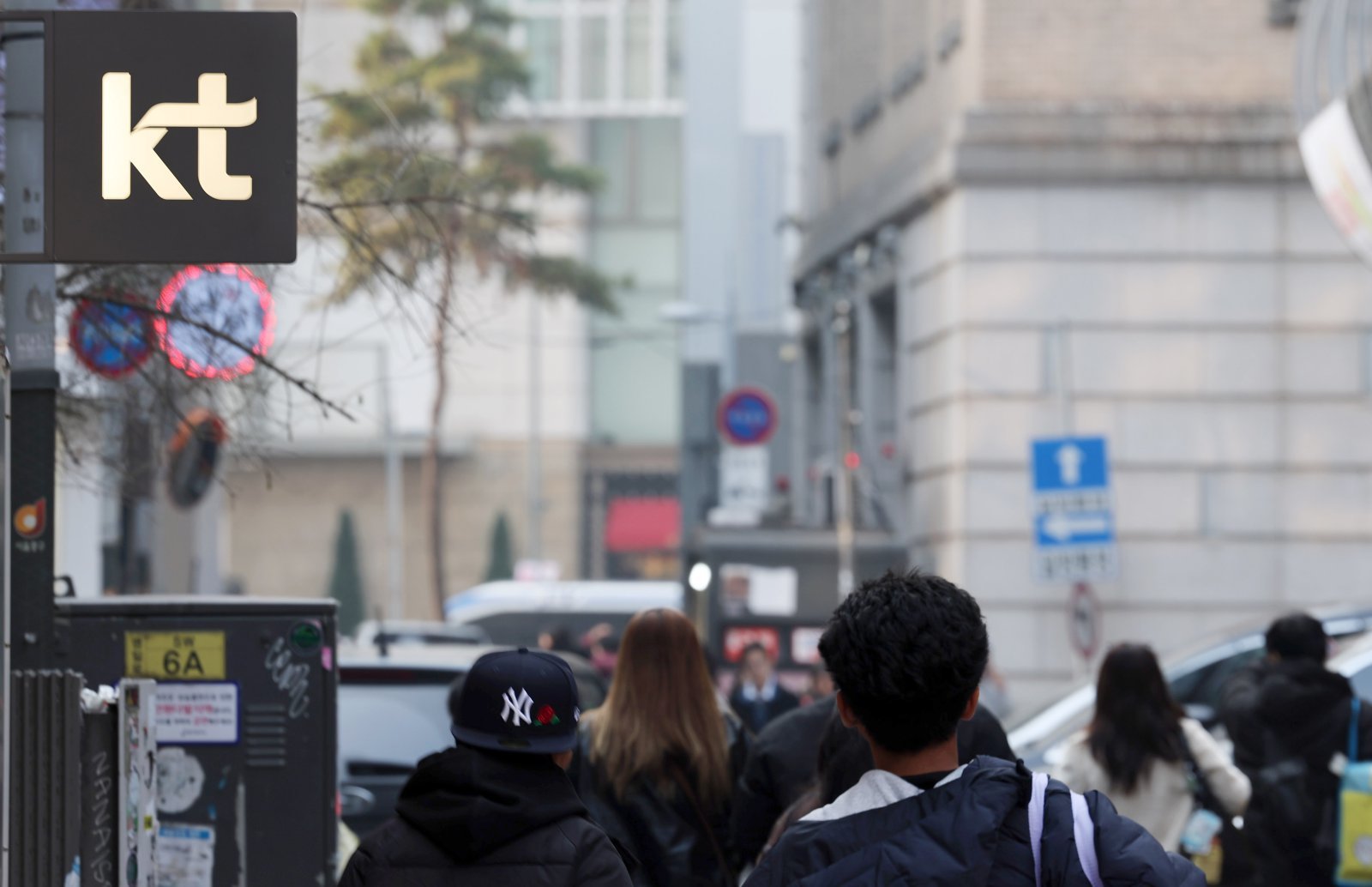 무단 소액결제 사고가 발생한 KT가 총 94대 서버에 악성코드 103종이 감염된 것으로 나타났다. 과학기술정보통신부는 29일 KT 침해사고에 대한 민관합동조사단 조사 결과를 발표하며 불법 펨토셀로 인한 침해사고로 2만2227명의 가입자 식별번호(IMSI), 단말기 식별번호(IMEI), 전화번호가 유출됐고, 368명(777건)에게서 무단 소액결제로 2억4300만원 규모의 피해가 발생했음을 확인했다고 밝혔다.   사진은 29일 서울 시내 한 KT 대리점. 2025.12.29. 서울=뉴시스