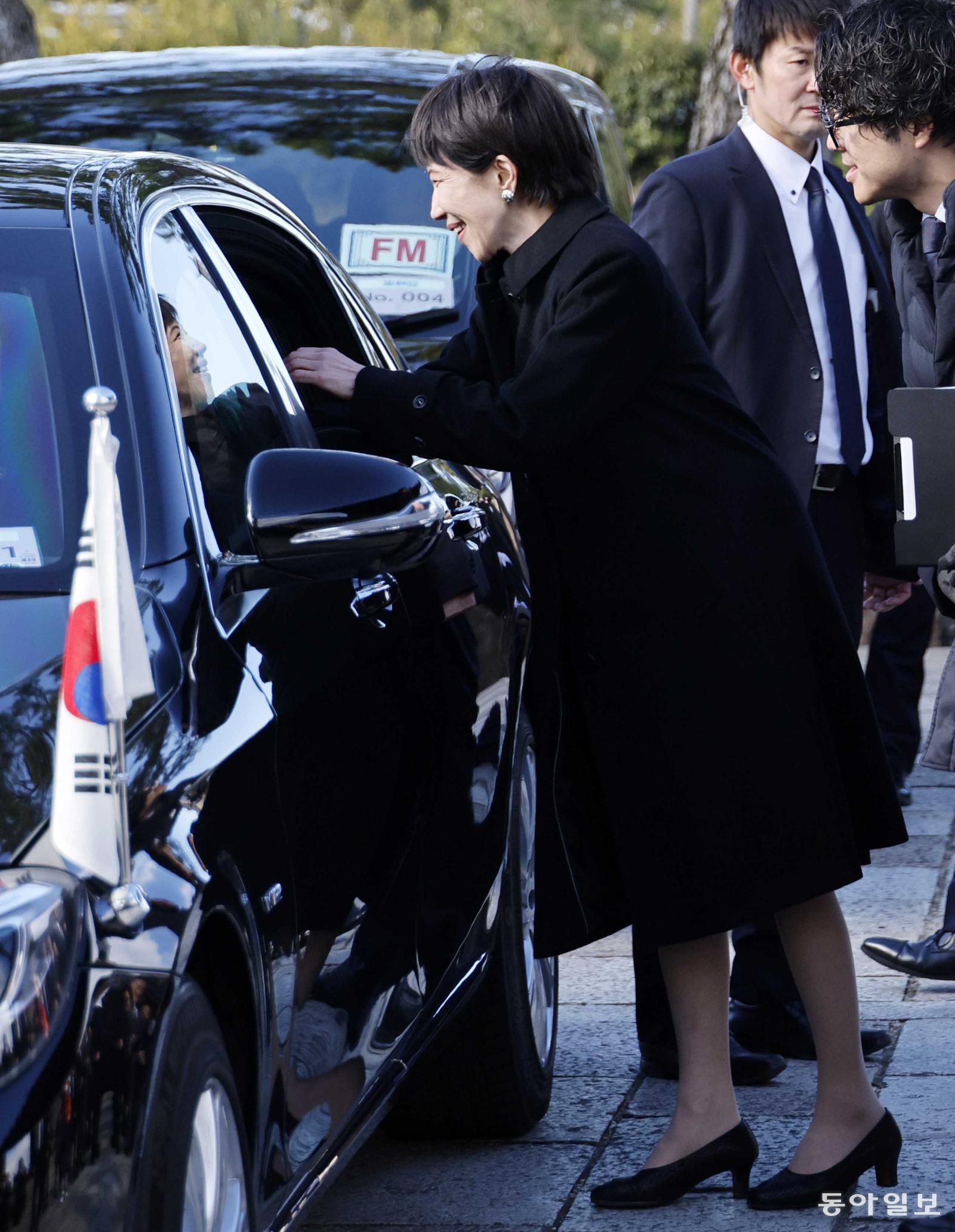 다카이치 사나에 일본 총리가 14일 일본 나라현 사찰 호류지에서 정상간 친교행사를 마치고 떠나는 이재명 대통령의 차랑에 손을 내밀며 영송하고 있다. 나라=송은석 기자 silverstone@donga.com