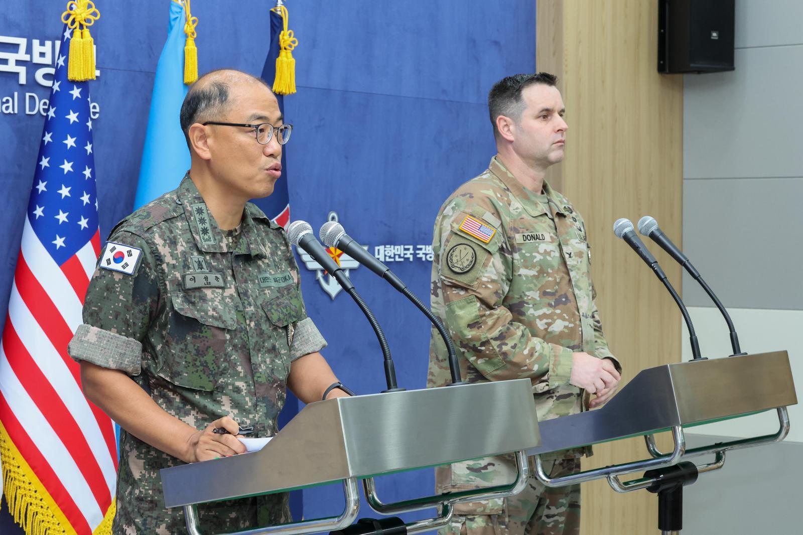 이성준(왼쪽) 합동참모본부 공보실장과 라이언 도널드 유엔사·연합사·주한미군사 공보실장이 7일 서울 용산구 국방부 브리핑룸에서 2025년 을지 자유의 방패(UFS) 연습 한미 공동브리핑을 하고 있다. 뉴시스