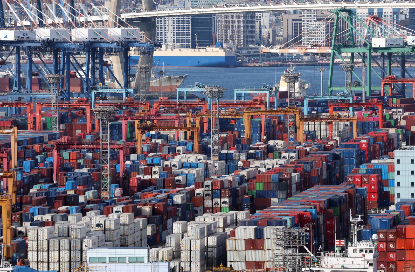 부산 남구 감만 부두 야적장에 수출입 컨테이너가 쌓여 있다. 2026.01.01. 뉴시스