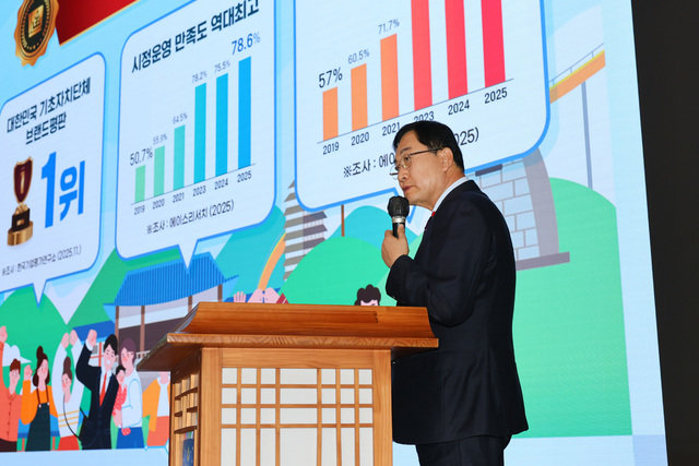 13일 경북 경주시청 알천홀에서 열린 ‘신년맞이 언론인 간담회’에서 주낙영 경주시장이 관광 활성화 계획 등을 비롯한 올해 시정 운영 방향을 설명하고 있다. 경주시 제공