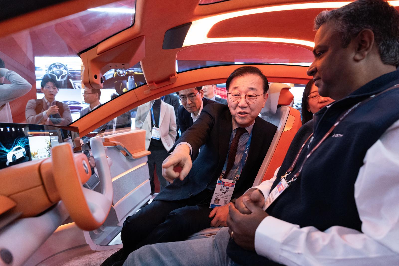 김윤덕 국토교통부 장관이 지난 7일(현지시간) 미국 라스베이거스에서 열린 2026 국제 전자제품 박람회(CES)에 참석해 퀄컴 부스를 둘러보고 있다. 2026.1.9 국토부 제공