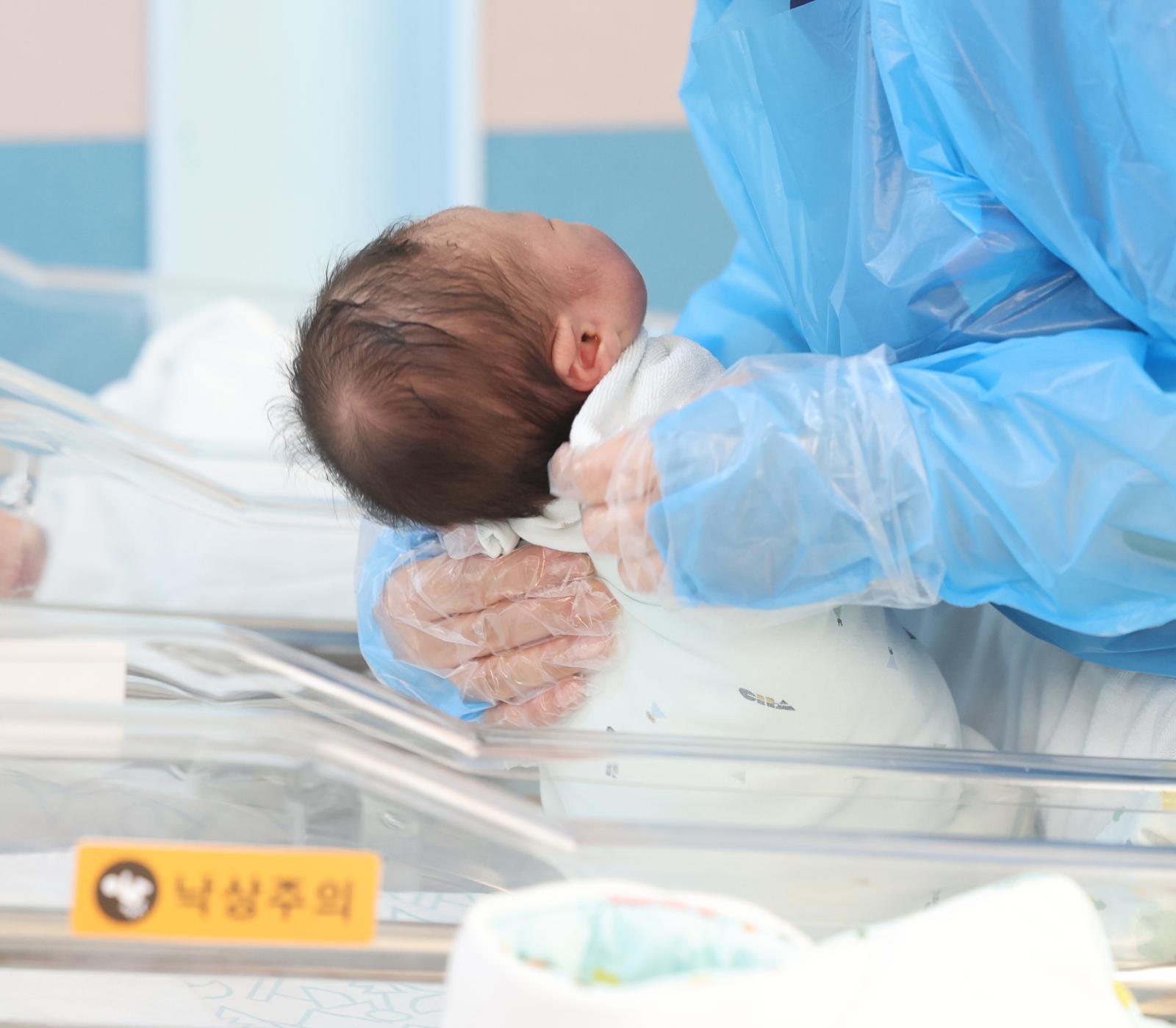 병원 신생아실에서 간호사가 신생아들을 돌보고 있다. 있다. 2025.05.28 뉴시스