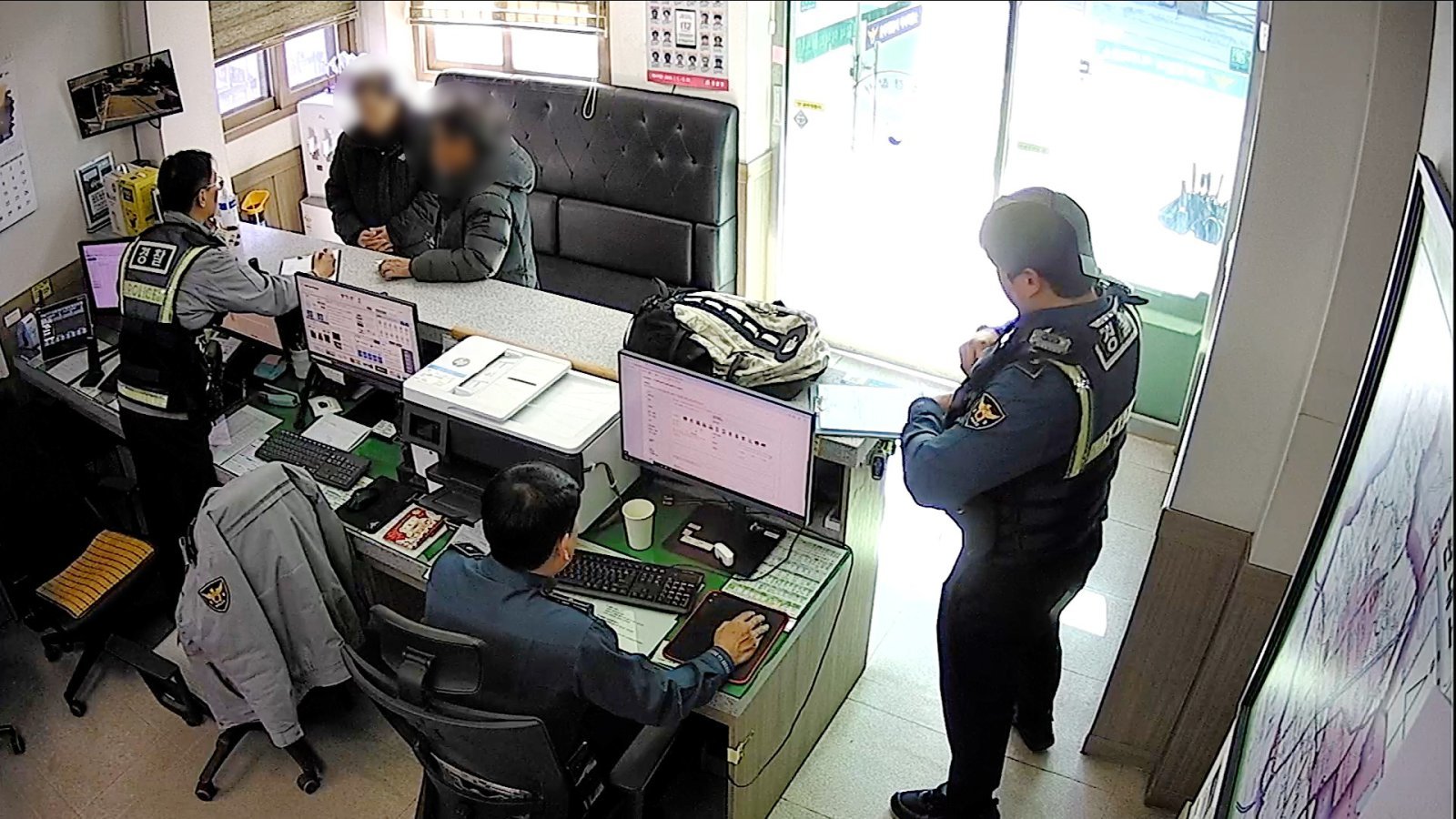 10년 전 연락이 끊긴 조카를 찾기 위해 지난 6일 정오께 전북 완주경찰서 이서파출소를 찾아온 A 씨의 모습.(전북경찰 제공)