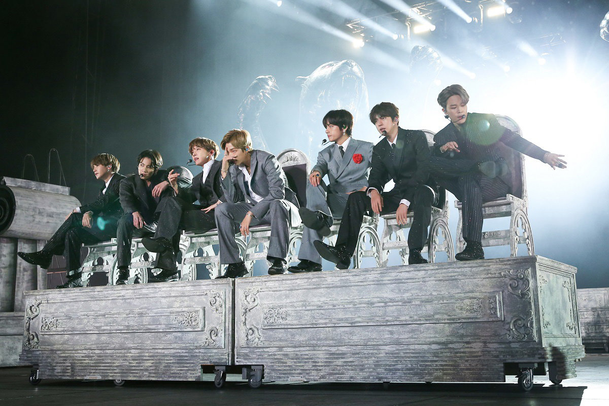 방탄소년단(BTS) 슈가(왼쪽부터), 정국, 제이홉, RM, 뷔, 진, 지민이 29일 오후 서울 송파구 잠실 올림픽 주경기장에서 열린 ‘러브 유어셀프: 스피크 유어셀프 [더 파이널] (LOVE YOURSELF: SPEAK YOURSELF [THE FINAL])‘ 콘서트에 출연해 화려한 공연을 선보이고 있다. 2019.10.29 빅히트 제공