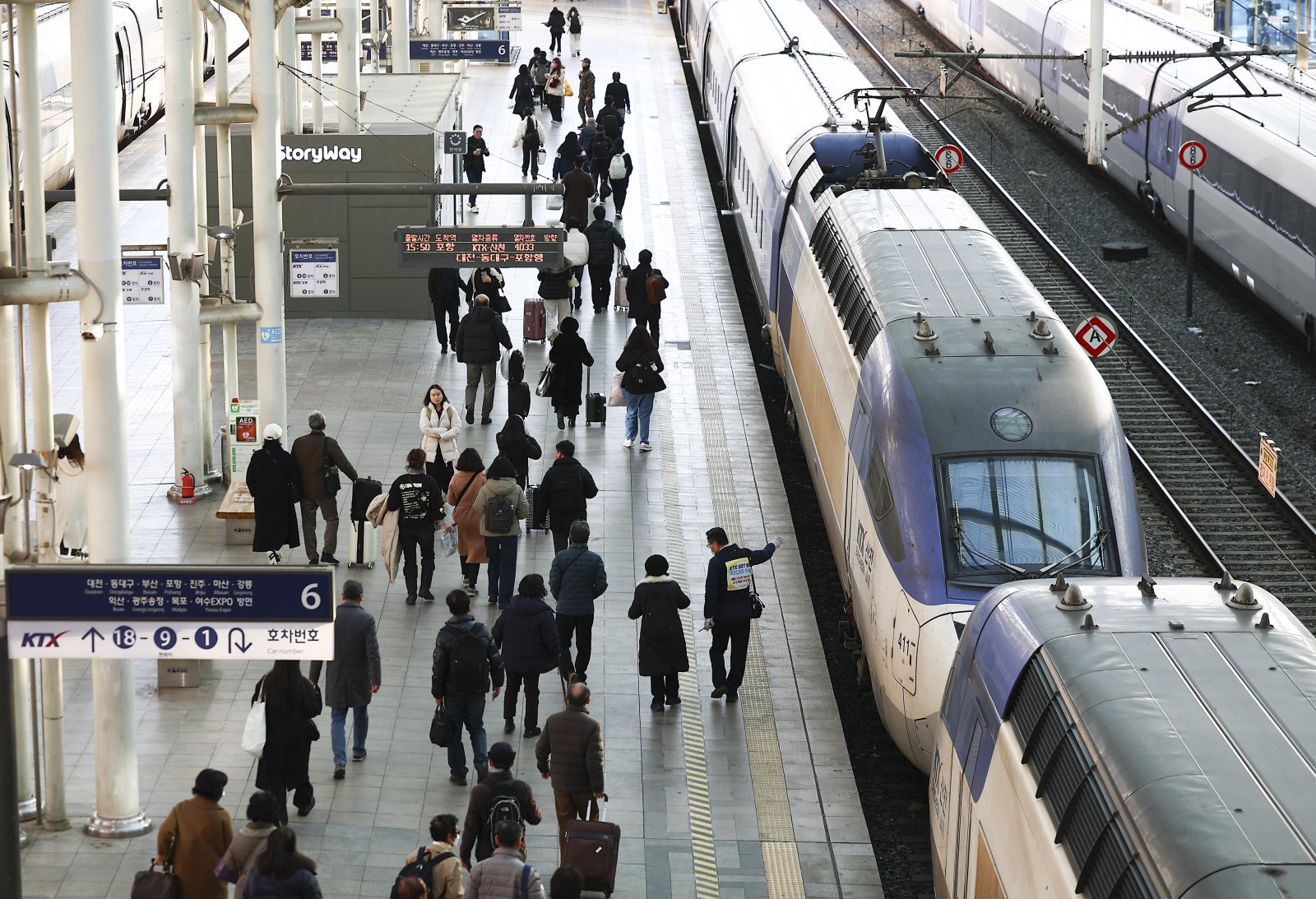 서울역 승강장에서 승객들이 KTX를 타기 위해 이동하고 있다. 2025.12.08 서울=뉴시스