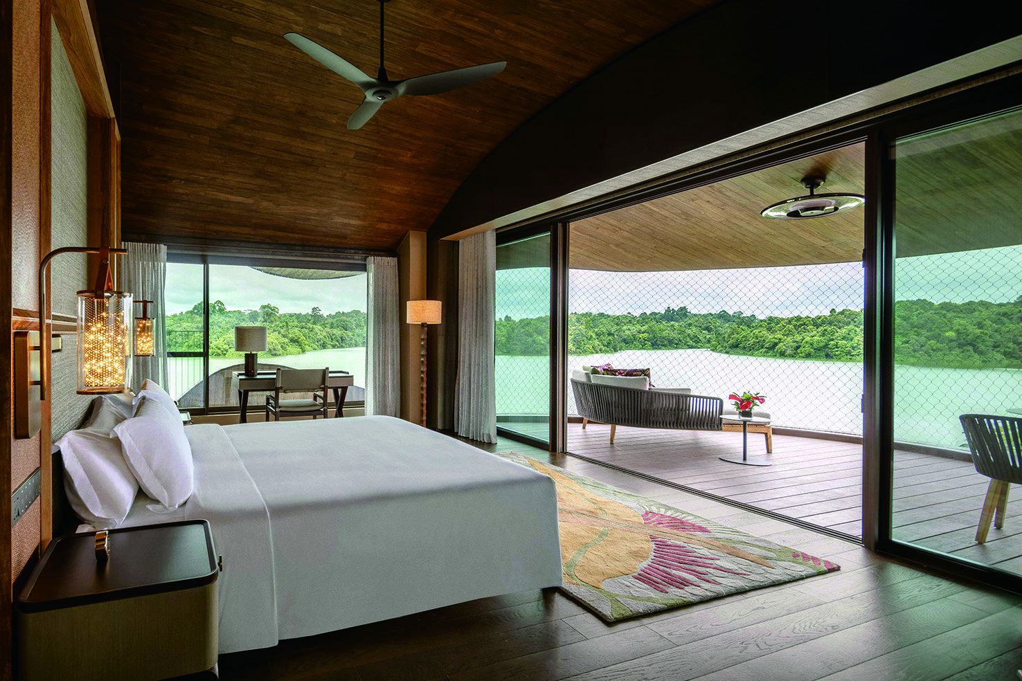 자연보호구역의 숲이 보이는 리조트의 트리하우스 객실 내부.반얀그룹 제공