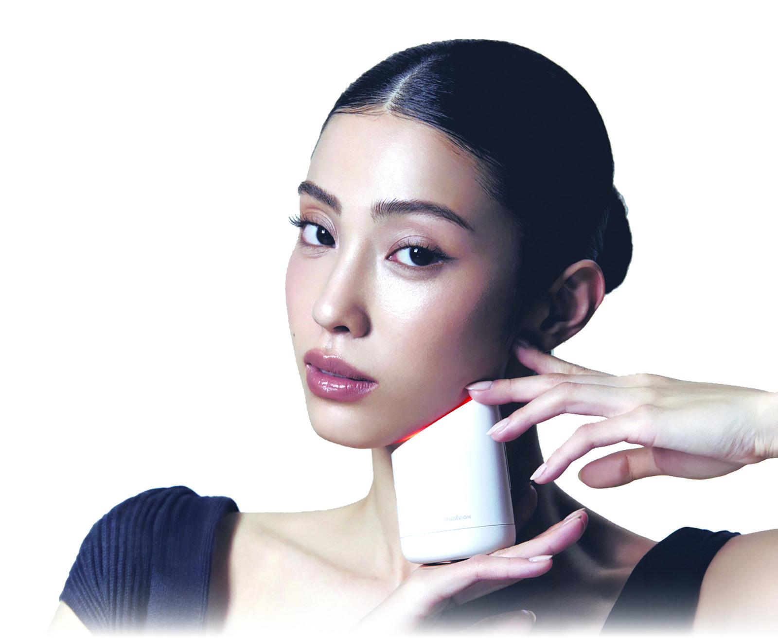 메이크온 ‘스킨 라이트 테라피 3S’를 사용하는 모습.  아모레퍼시픽 제공