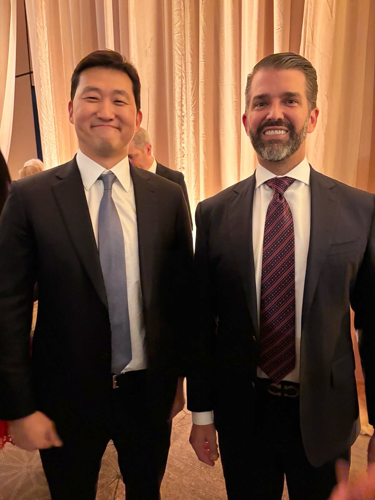 김범석 쿠팡 의장이 2025년 1월 17일(현지시간) 미국 콘랜드 워싱턴DC 호텔에서 도널드 트럼프 미국 대통령 당선인의 장남인 트럼프 주니어와 만나 대화 후 기념 사진을 촬영하고 있다. ⓒ News1