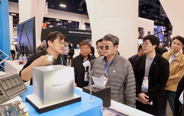 이수그룹 김상범 회장(오른쪽 세번째)이 ㈜이수 김세민 대표이사(오른쪽 두번째) 등과 함께 CES 2026에서 피지컬 AI 국내 기업 부스를 둘러보고 있다. 사진제공=이수그룹