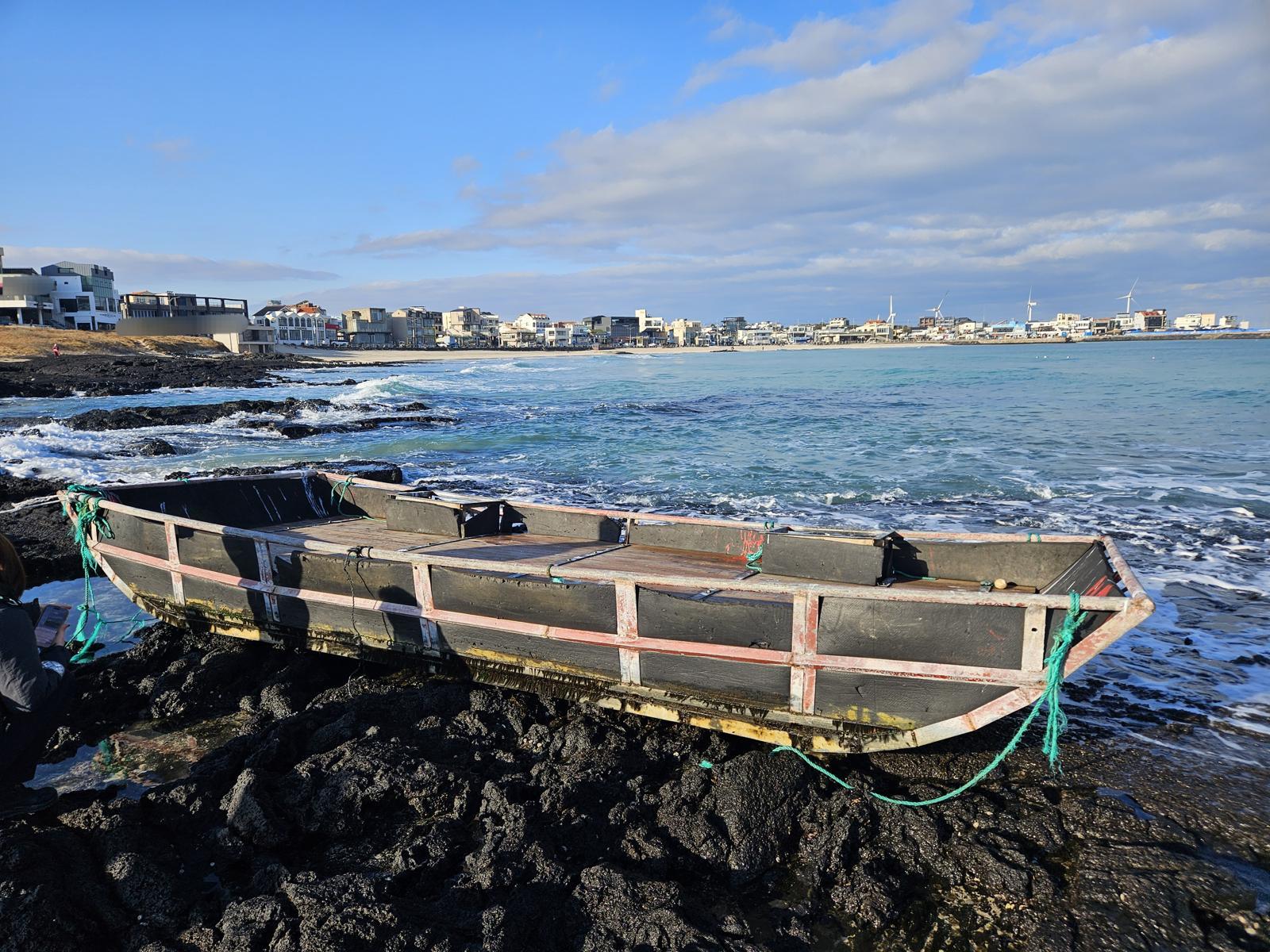 제주경찰청은 최근 도내 해안에서 발견된 목선들에 대해 밀입국 및 방첩 혐의가 없다고 판단해 폐기 처리를 마쳤다. ⓒ뉴시스