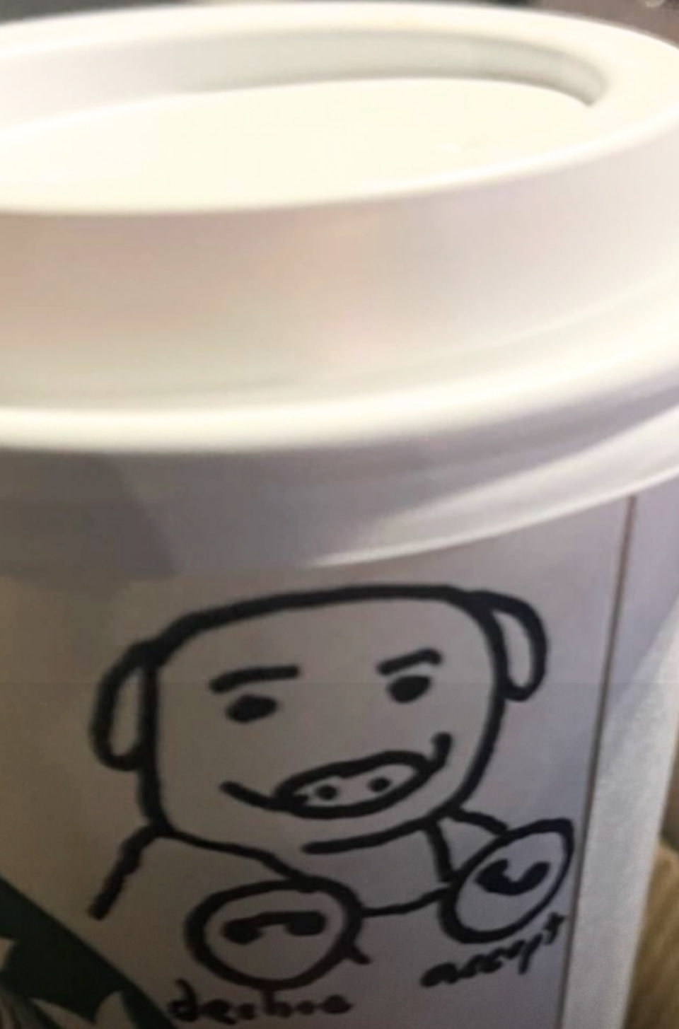 미국 LA 카운티 보안관이 지난 9일(현지 시각) 근무 중 스타벅스 매장에서 받았다는 돼지 그림이 그려진 커피컵. X 갈무리