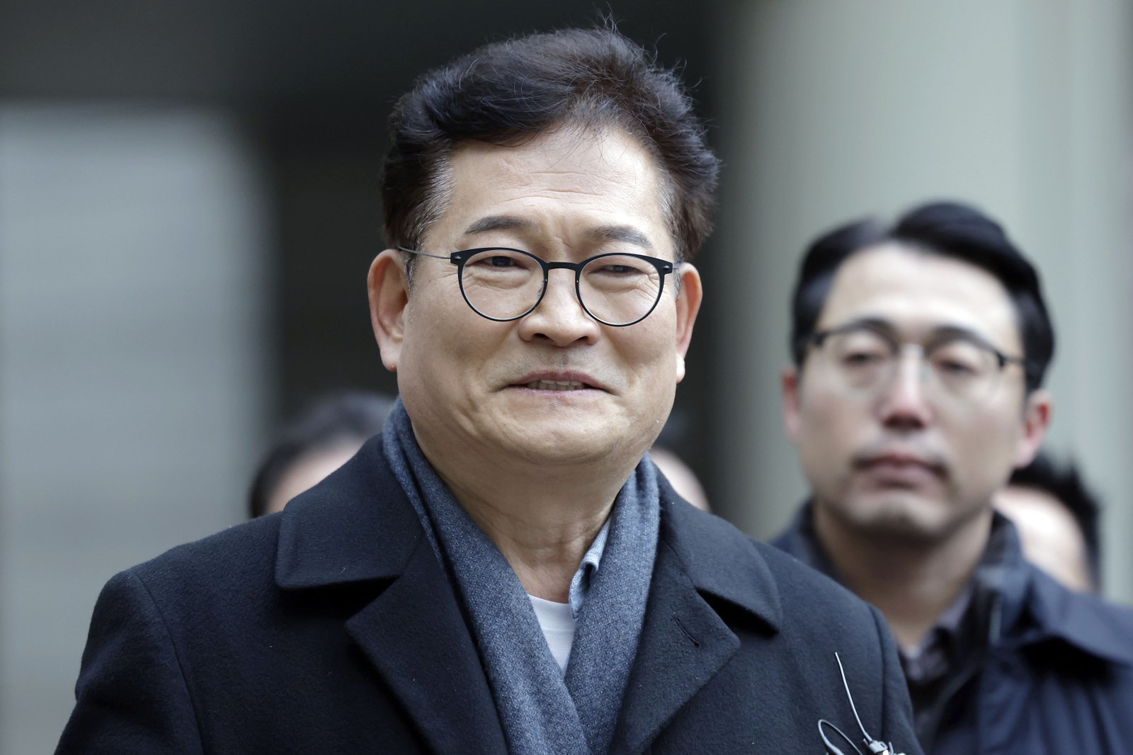 송영길 소나무당 대표가 8일 서울 서초구 서울중앙지방법원에서 열린 ‘더불어민주당 전당대회 돈봉투’ 의혹 선고기일에 출석하며 취재진 질문에 답변하고 있다. 2025.01.08. [서울=뉴시스]