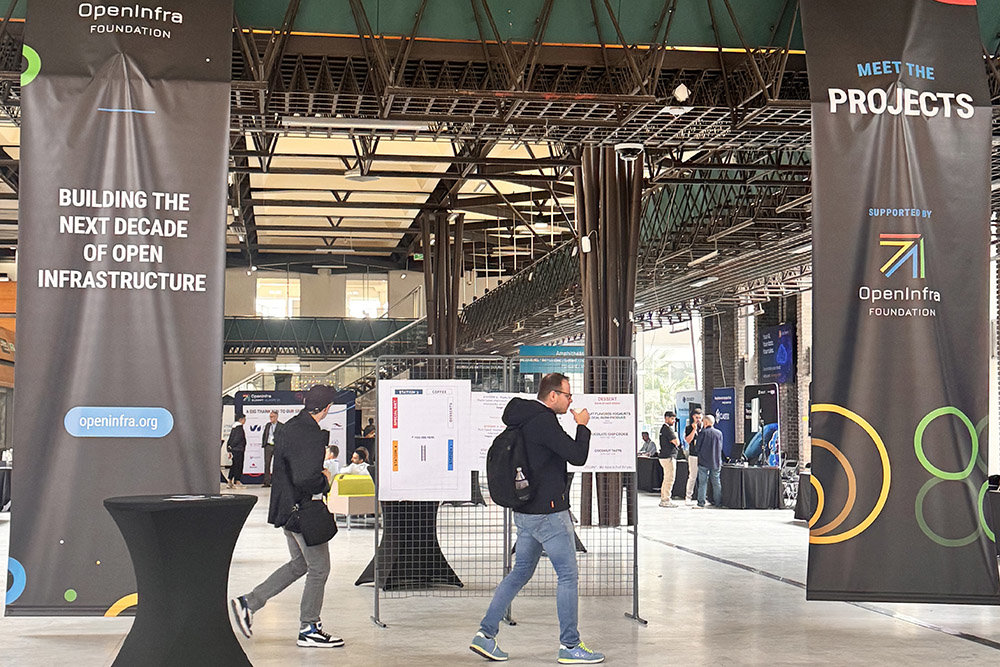 지난 10월 17일, 프랑스 파리에서 열린 오픈인프라서밋에서 카카오엔터프라이즈 소속 직원들이 세션을 진행한 바 있다 / 출처=카카오엔터프라이즈