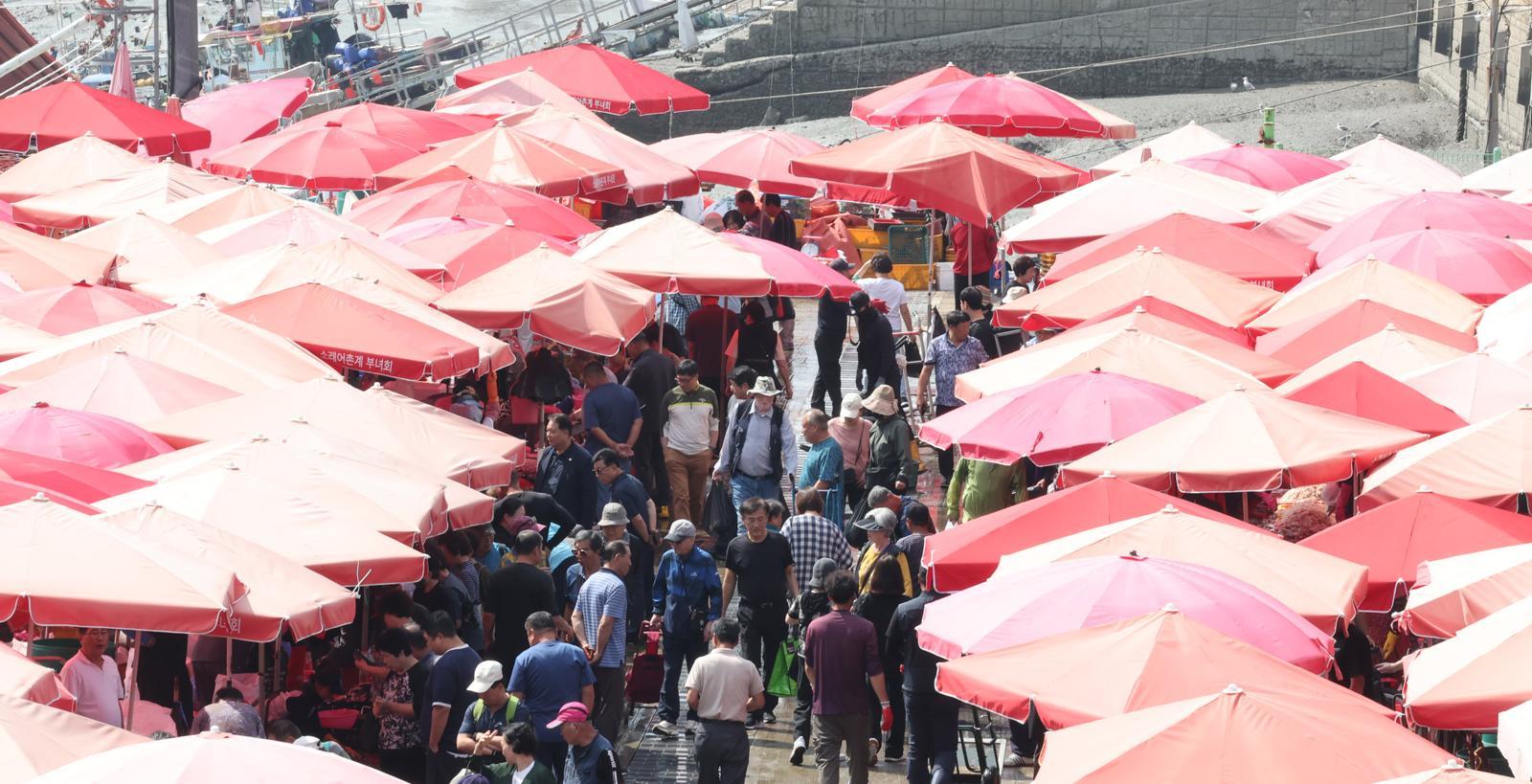 인천 소래포구 종합어시장에서 가격 갈등 끝에 이웃 상인을 흉기로 위협한 상인이 검찰에 넘겨졌다. 출처-뉴시스