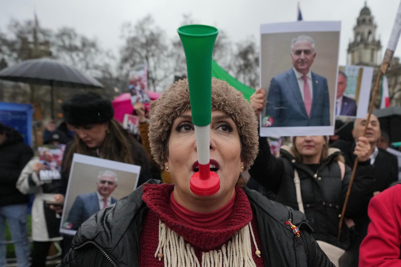 13일(현지 시간) 영국 런던 의회 건물 앞에서 시위대가 미국에 망명 중인 레자 팔라비 이란 왕세자 사진을 들고 이란 반정부 시위대에 연대하는 시위를 벌이고 있다. 2026.01.14 [런던=AP/뉴시스]