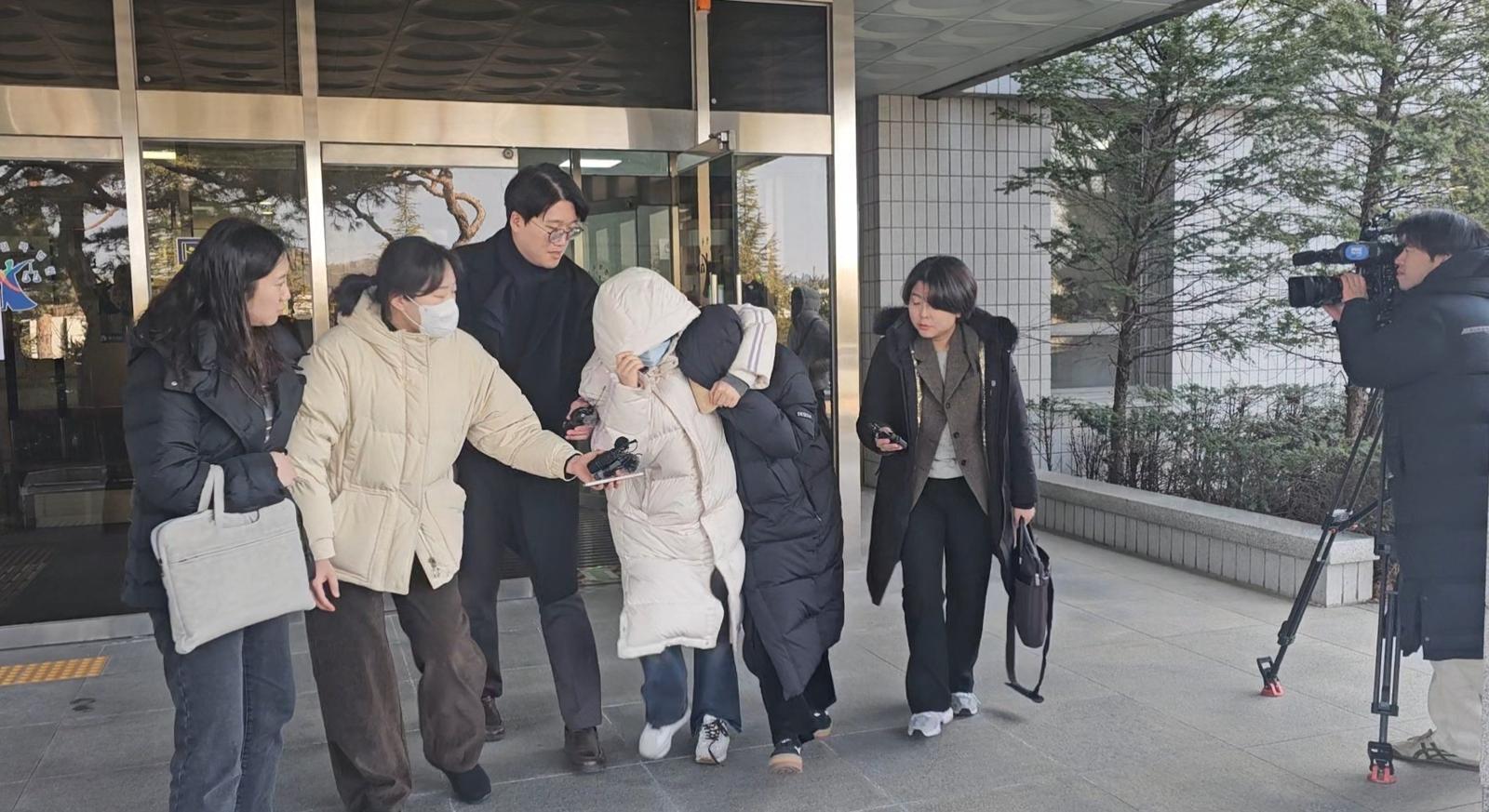 모친과 교사 등이 수년간 빼돌린 시험지로 시험을 치른 혐의로 기소된 D양이 14일 대구지법 안동지원에서 열린 1심 선고 후 법정을 나서고 있다.2026.1.14 뉴스1