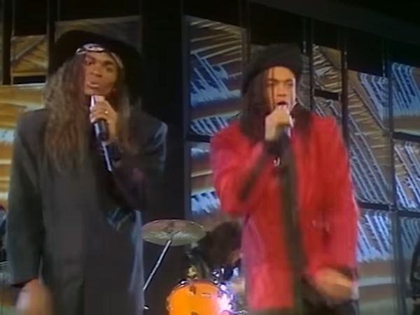 노래를 전혀 부르지 않아 ‘가짜 가수’로 퇴출된 듀오 밀리 바닐리의 모습. 유튜브 갈무리