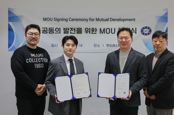 송경현 티와이라이프 전략기획본부 본부장(왼쪽 두번째)과 이상흥 사단법인 한국동물장례협회 회장(왼쪽 세번째)이 업무협약을 맺고 기념찰영을 하고 있다. 사진제공=티와이라이프