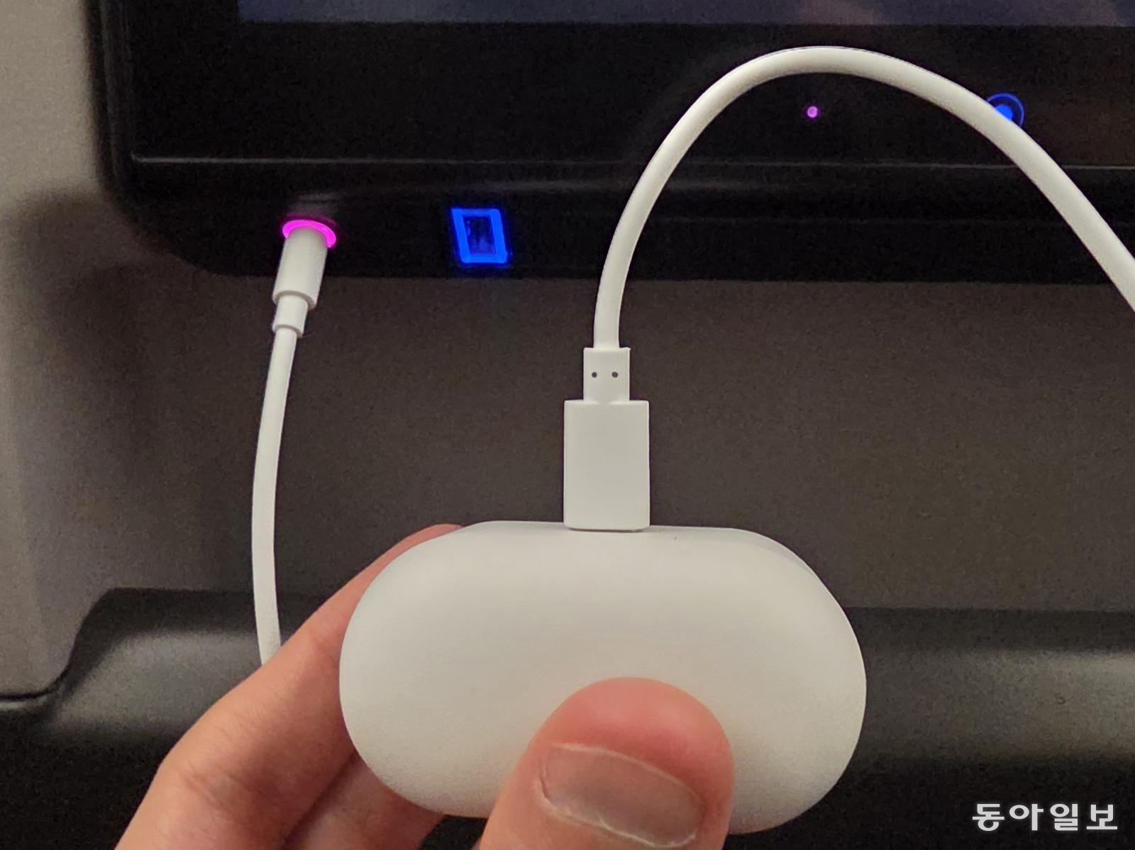 ❸비행기에서도 LG 엑스붐 버즈플러스 전용선을 통해 무선 이어폰으로 감상이 가능하다. 이동훈 기자 dhlee@donga.com