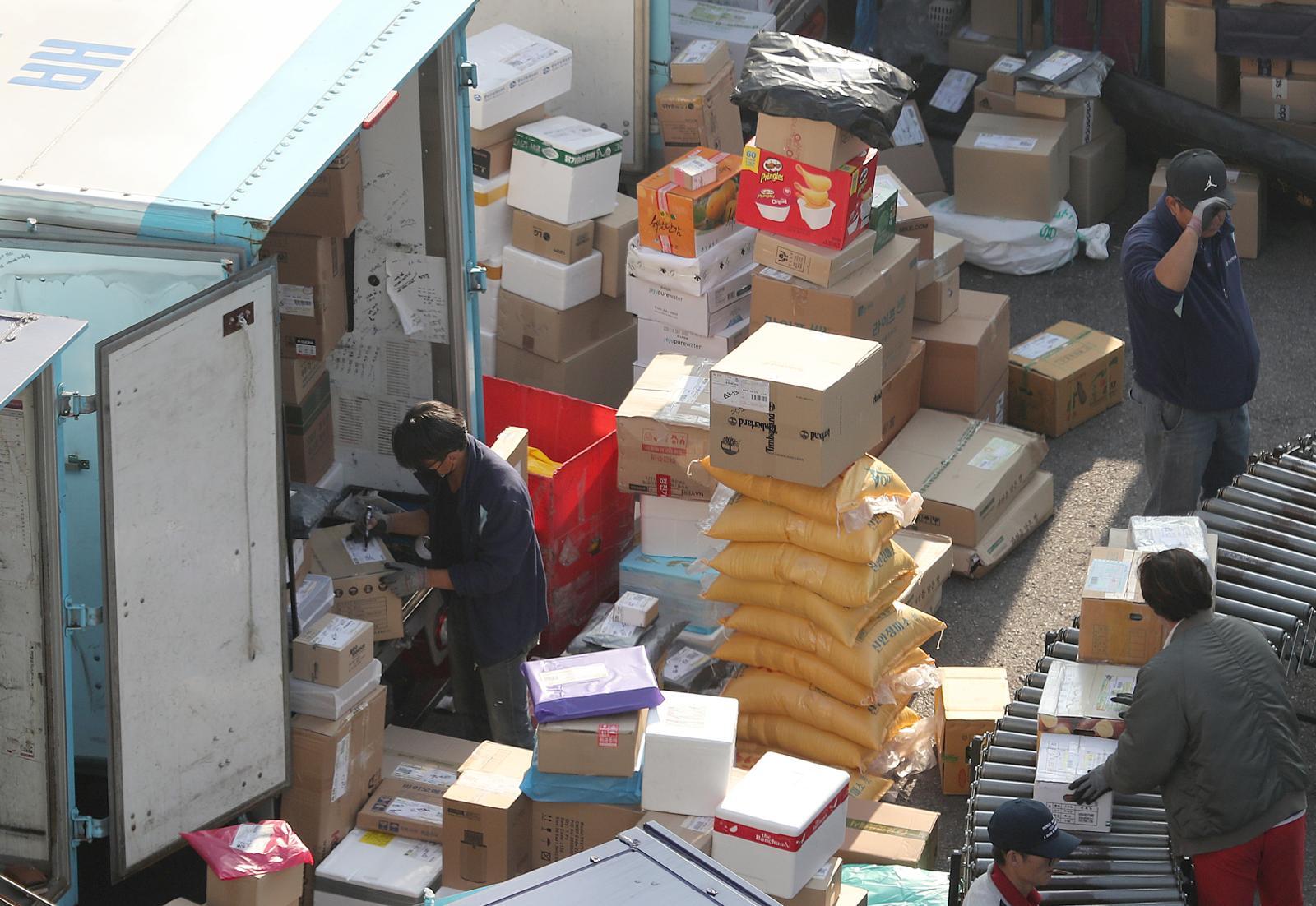 서울의 한 택배 물류센터에서 작업자들이 산더미처럼 쌓인 택배 박스를 나르고 있다. ⓒ News1 DB