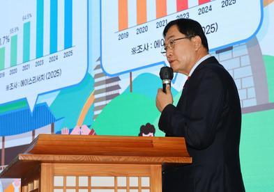 13일 경북 경주시청 알천홀에서 열린 ‘신년맞이 언론인 간담회’에서 주낙영 경주시장이 관광 활성화 계획 등을 비롯한 올해 시정 운영 방향을 설명하고 있다. 
경주시 제공