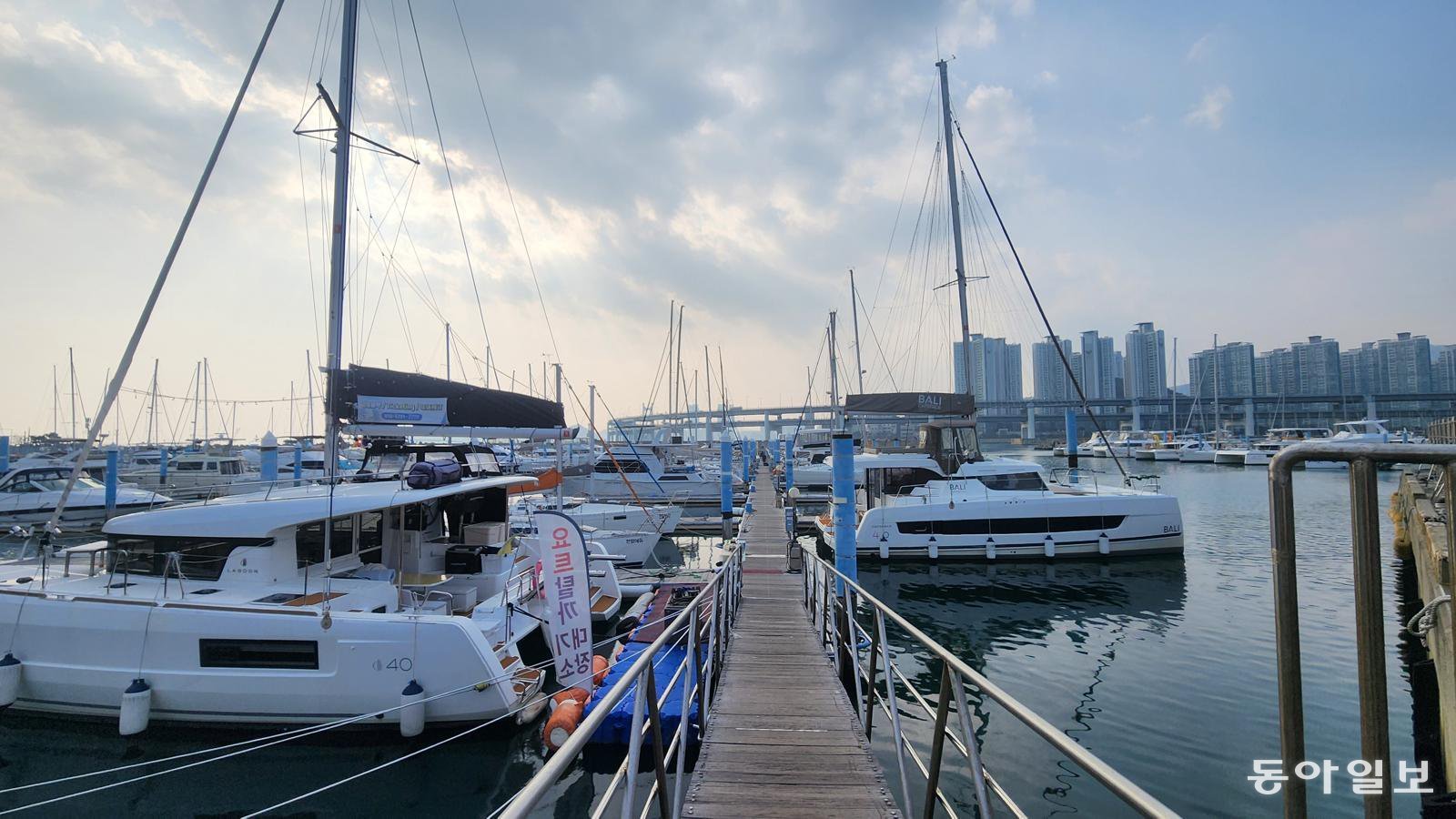 12일 오후 부산 해운대구 수영만요트경기장 부잔교에 요트들이 접안해 있다. 부산시는 해상 재개발 공사를 위해 모든 요트의 퇴거를 요구하고 있지만 요트업계는 대체 계류장이 없어 이동하기 어렵다는 입장이다. 김화영 기자 run@donga.com