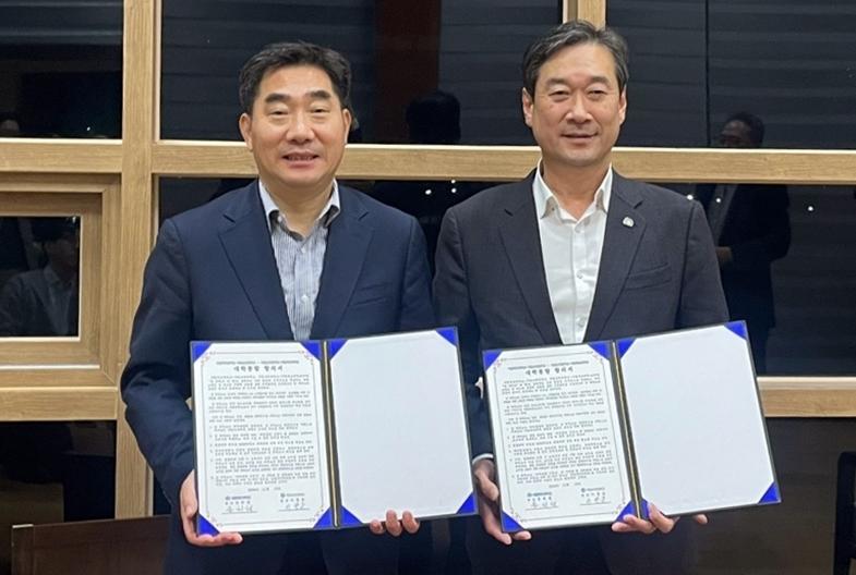 이병운 순천대 총장(왼쪽)과 송하철 목포대 총장은 지난해 11월 14일 ‘대학 통합’에 합의했다. 뉴시스