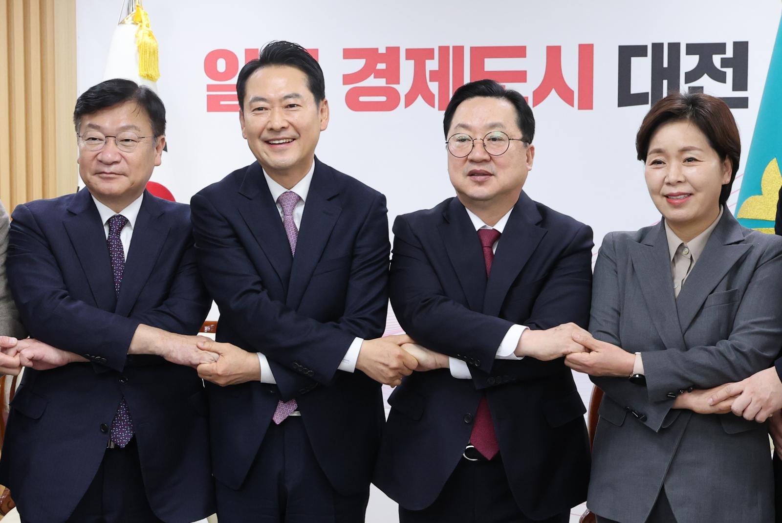 장동혁 국민의힘 대표가 14일 오전 대전시청에서 이장우 시장과 대전충남 행정통합 관련 정책협의를 마치고 포즈를 취하고 있다. 2026.1.14/뉴스1 ⓒ News1