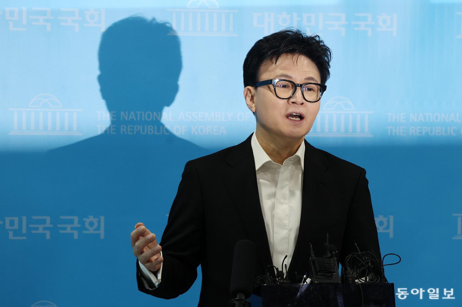 국민의힘 한동훈 전 대표가 14일 국회 소통관에서 당 중앙윤리위원회의 제명 결정에 대한 기자회견을 하고 있다.  장승윤 기자 tomato99@donga.com