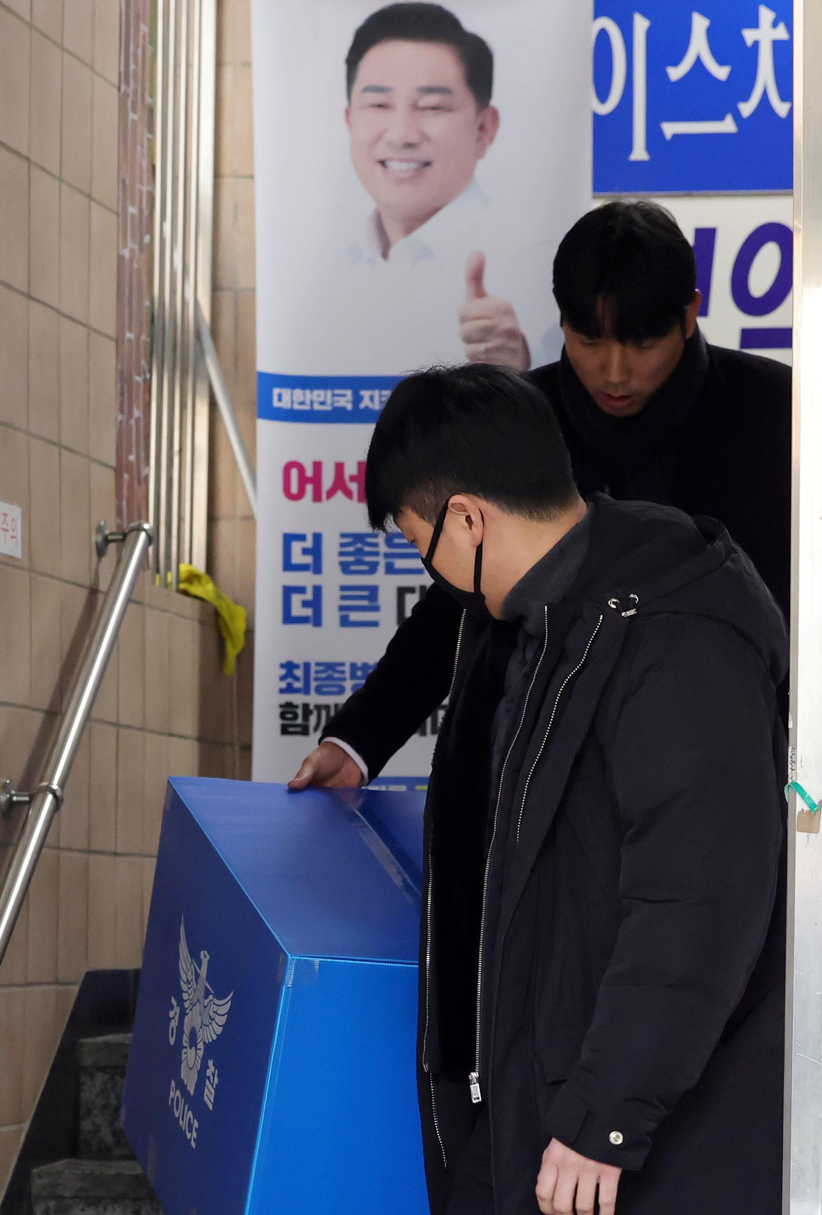 서울경찰청 공공범죄수사대 수사관들이 14일 정치자금법 위반 등 혐의를 받는 김병기 더불어민주당 의원의 서울 동작구 상도동 지역구 사무실에서 압수수색을 마친 뒤 압수품을 들고 나오고 있다. 2026.01.14. [서울=뉴시스]