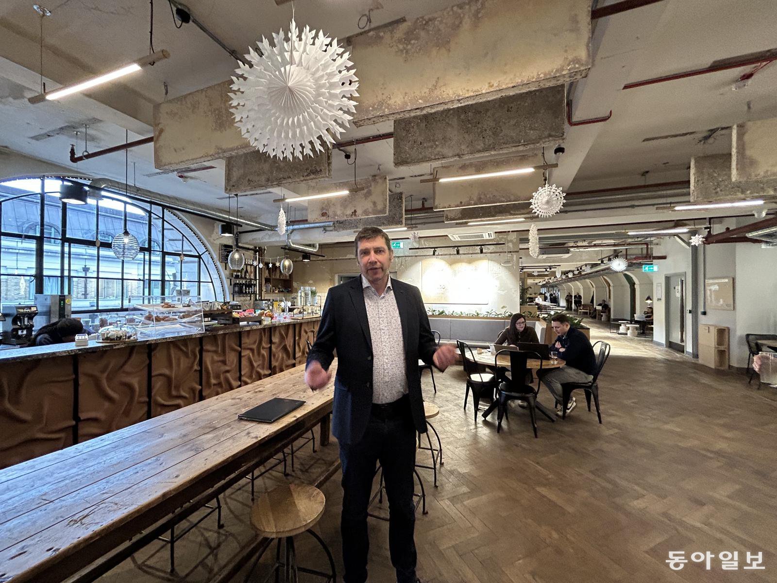 앤드류 워스워스 서스테이너블 벤처스 최고경영자(CEO)가 지난해 12월 16일 카페처럼 꾸며진 영국 런던 본사 사옥에 대해 설명하고 있다. 기후테크 전문 벤터캐피탈인 이 기업은 100년이 넘은 건물의 골조는 그대로 유지한 채 재생 자재들로 사무실을 꾸며 기업의 정체성을 공간에 투영했다.런던=유근형 특파원