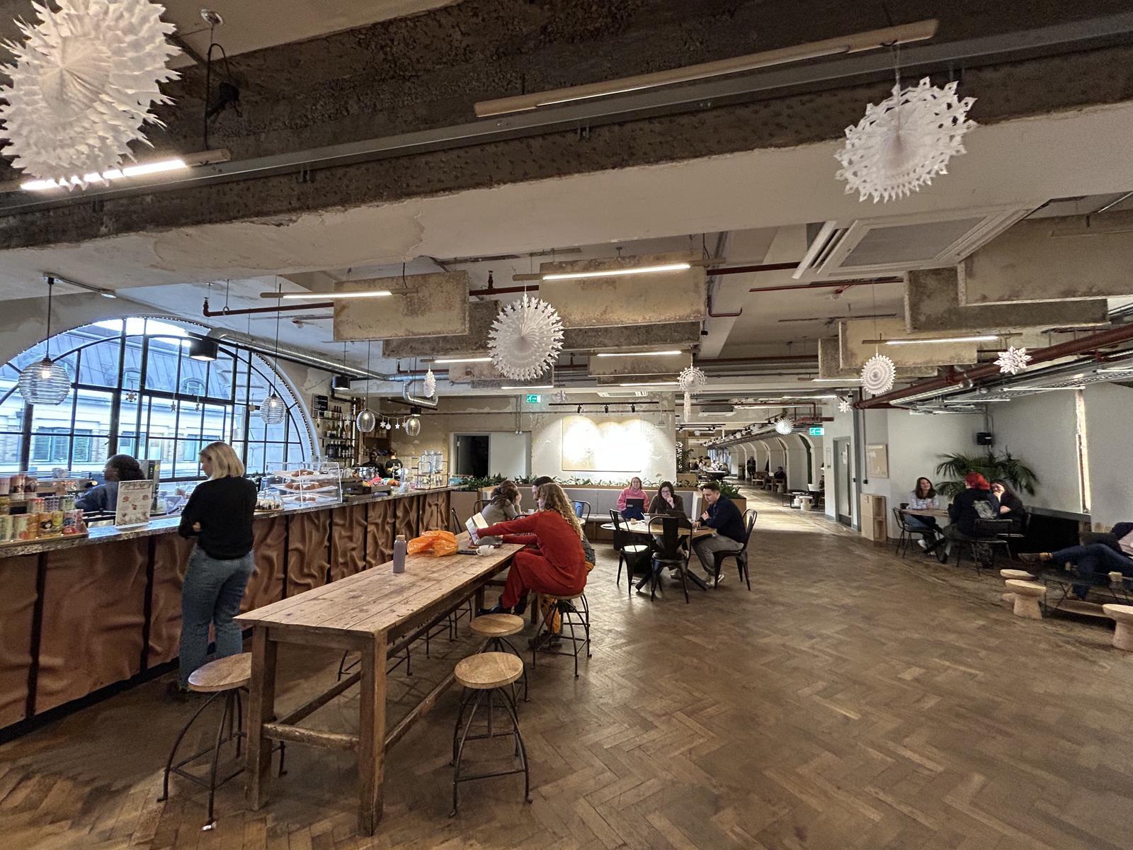 앤드류 워스워스 서스테이너블 벤처스 최고경영자(CEO)가 지난해 12월 16일 카페처럼 꾸며진 영국 런던 본사 사옥에 대해 설명하고 있다. 기후테크 전문 벤터캐피탈인 이 기업은 100년이 넘은 건물의 골조는 그대로 유지한 채 재생 자재들로 사무실을 꾸며 기업의 정체성을 공간에 투영했다.런던=유근형 특파원