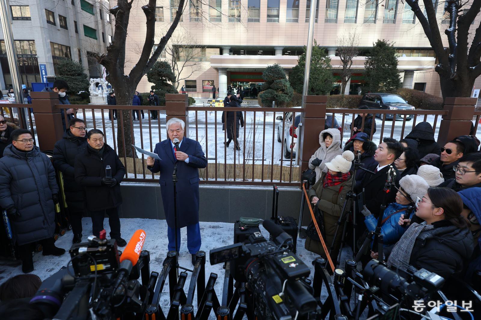 전광훈 목사가 13일 오전 서울 마포구 서울서부지법에 구속적부심 심사를 받기 위해 출두하며  기자들에게 입장을 밝히고 있다. 	변영욱 기자 cut@donga.com