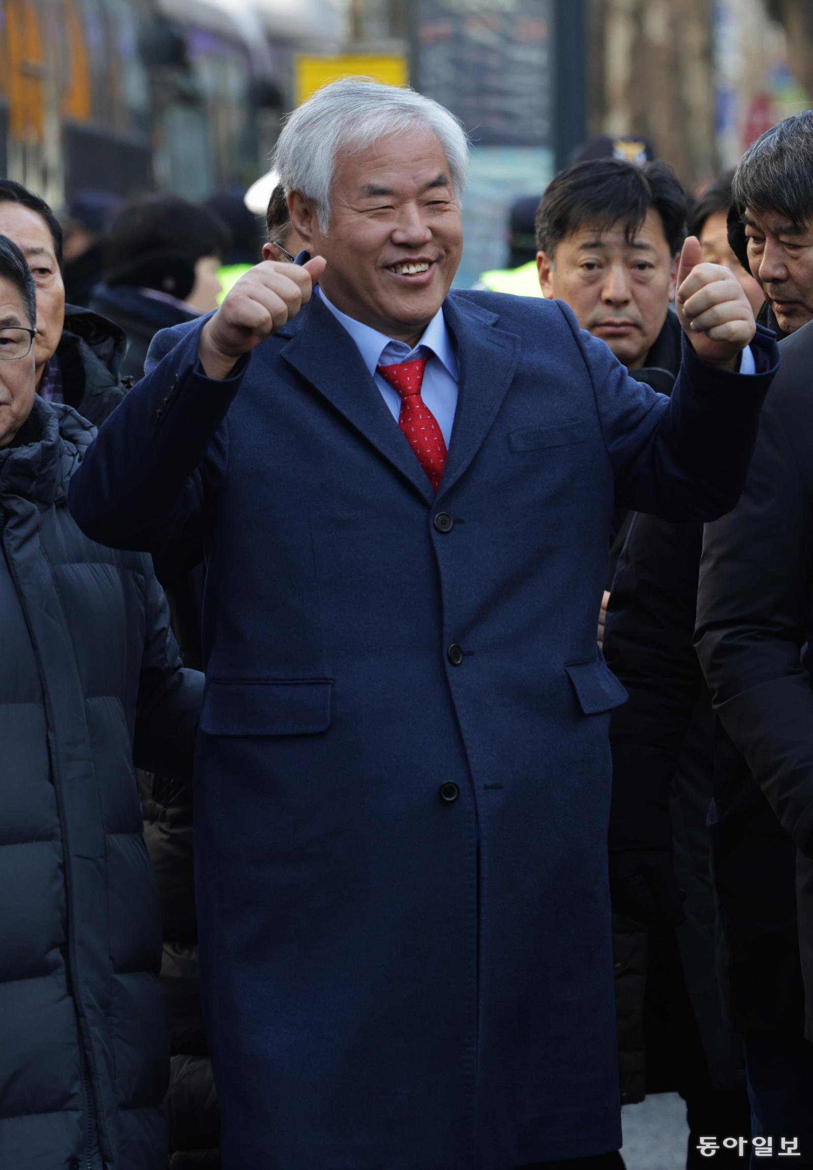 윤석열 전 대통령 탄핵 과정에서 발생한 서울서부지법 난동 사건의 배후로 의심받는 전광훈 목사가 13일 오전 서울 마포구 서울서부지법에 구속적부심 심사를 받기 위해 출두하며 지지자들을 향해 양손을 들고 있다. 		변영욱 기자 cut@donga.com