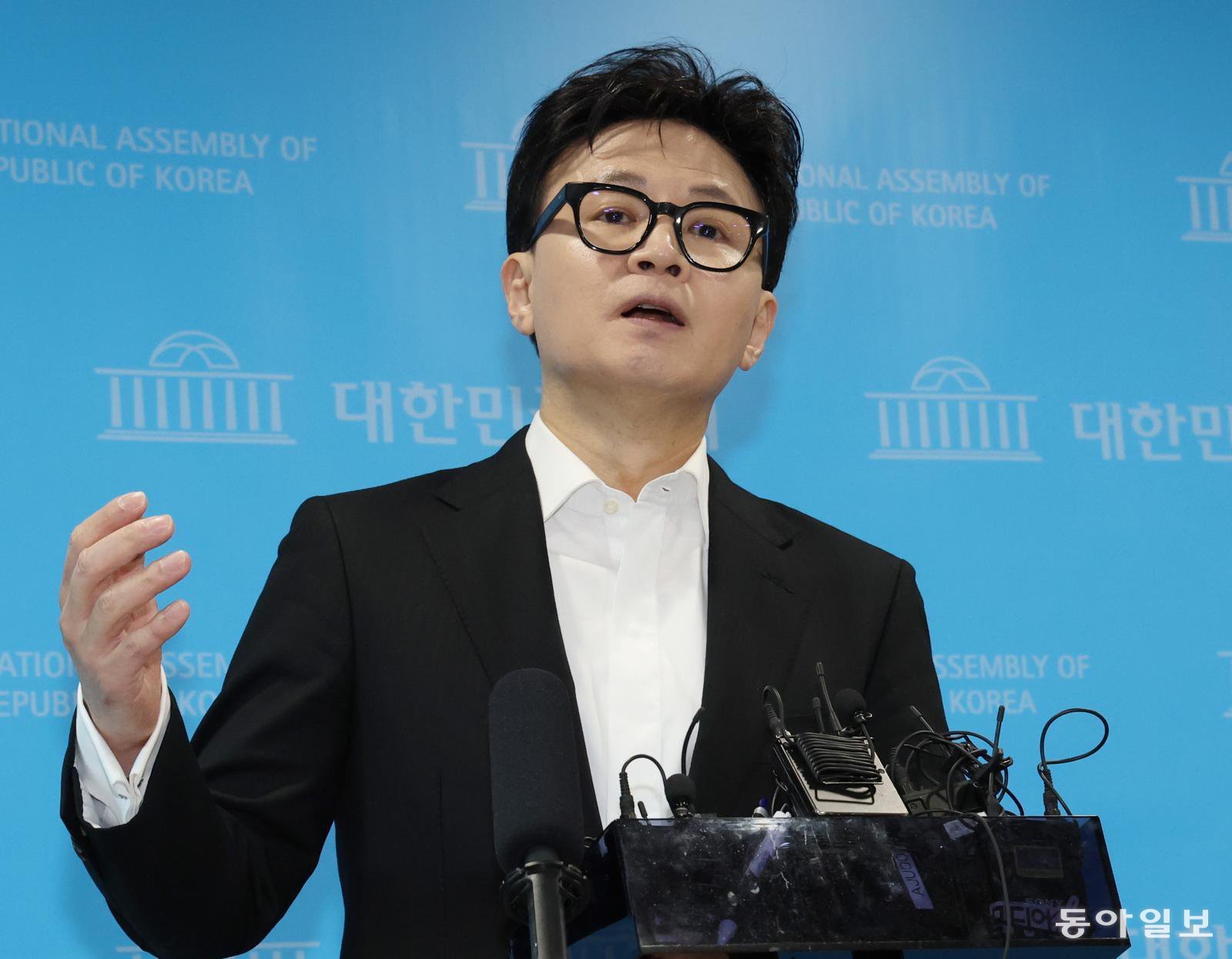 한동훈 전 국민의힘 대표가 14일 오후 1시 30분 국회 소통관에서 긴급 기자 회견을 했다. 국민의힘 윤리위원회가 ‘당원게시판 사건’으로 자신을 제명한 데 대해 “계엄을 극복하고 통합해야 할 때 헌법과 민주주의를 파괴하는 또 다른 계엄이 선포된 것”이라고 말했다. 특히 한 전 대표는 “국민, 당원과 함께 이번 계엄도 반드시 막겠다”고 강조했다. 2026.01.14